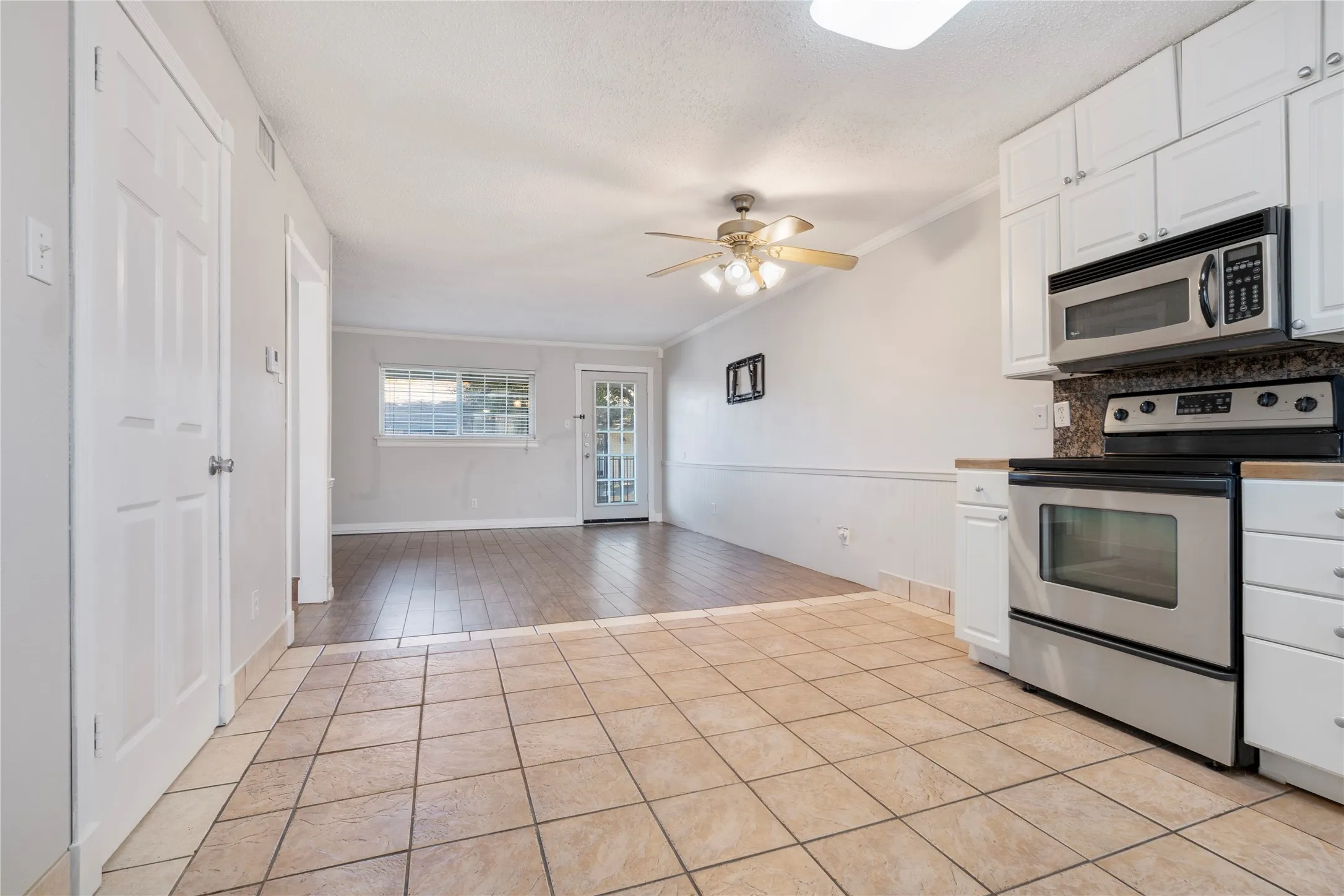 Apartment For Rent in Tarrant County , 1207 W Wall Street 4, Grapevine, Texas 76051, 1 Bedroom, 1 Bathroom, Garage spaces, 650 Sqft, built in 1968, mls#21410146, Real Estate Agent in Grapevine, Homes For Rent in Tarrant county, Homes For Rent in Grapevine, Realtor in Grapevine Texas, Real Estate Brokerage Independent Realty Texas, Luminita Cordes Realtor