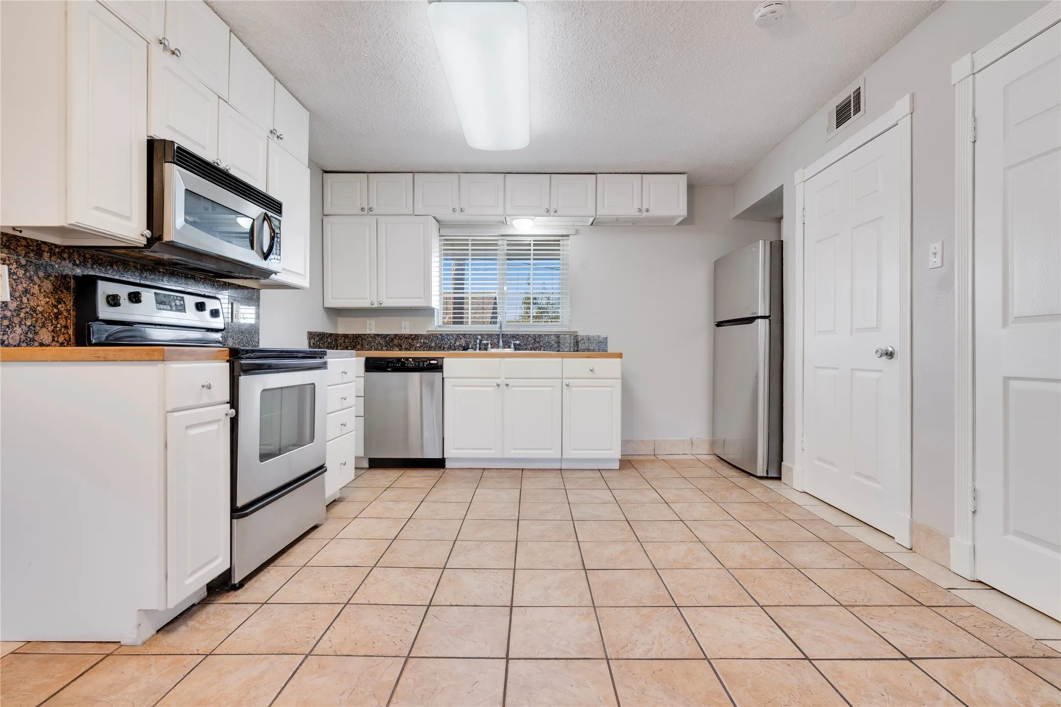 Apartment For Rent in Tarrant County , 1207 W Wall Street 4, Grapevine, Texas 76051, 1 Bedroom, 1 Bathroom, Garage spaces, 650 Sqft, built in 1968, mls#21410146, Real Estate Agent in Grapevine, Homes For Rent in Tarrant county, Homes For Rent in Grapevine, Realtor in Grapevine Texas, Real Estate Brokerage Independent Realty Texas, Luminita Cordes Realtor