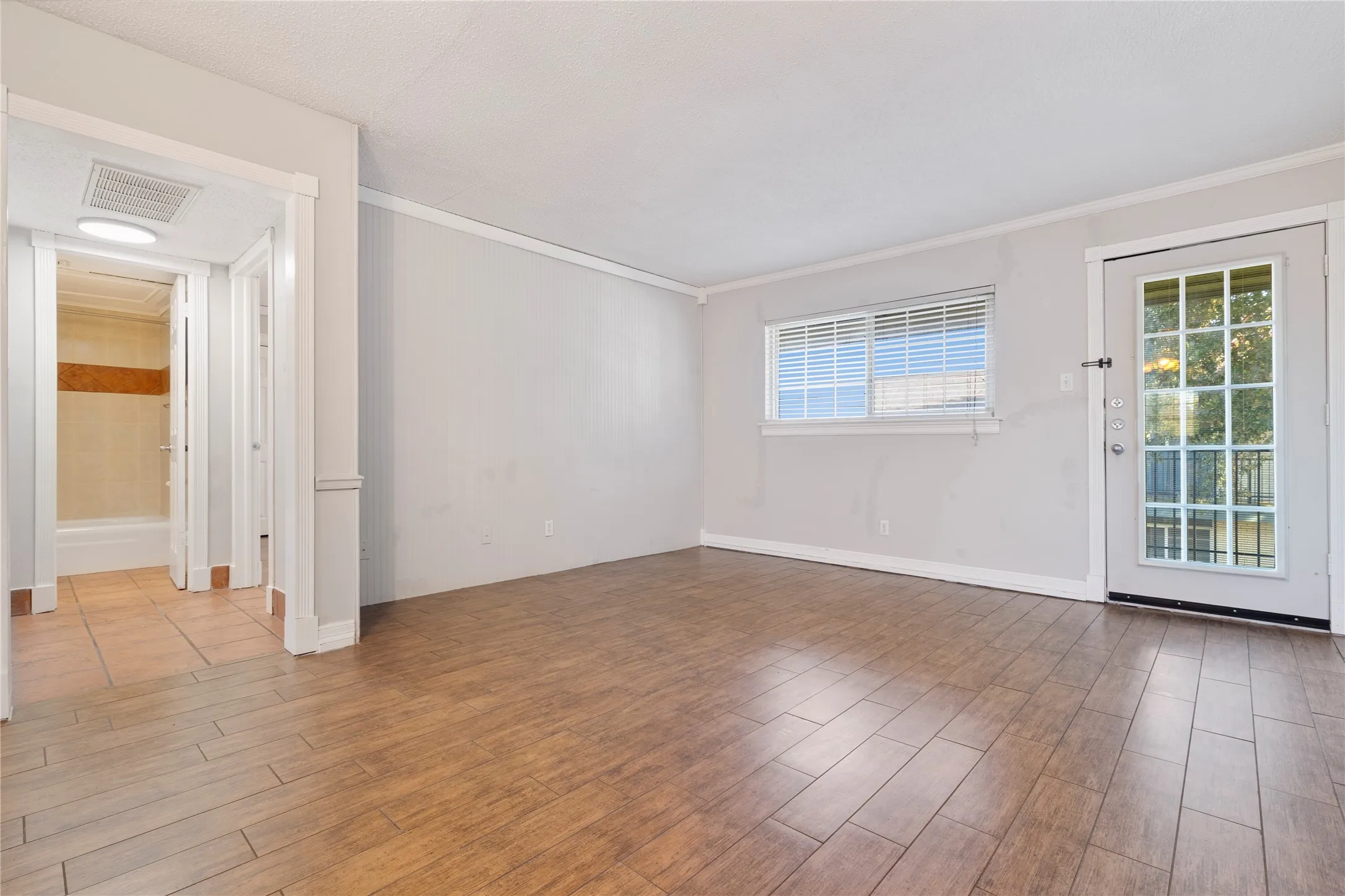 Apartment For Rent in Tarrant County , 1207 W Wall Street 4, Grapevine, Texas 76051, 1 Bedroom, 1 Bathroom, Garage spaces, 650 Sqft, built in 1968, mls#21410146, Real Estate Agent in Grapevine, Homes For Rent in Tarrant county, Homes For Rent in Grapevine, Realtor in Grapevine Texas, Real Estate Brokerage Independent Realty Texas, Luminita Cordes Realtor
