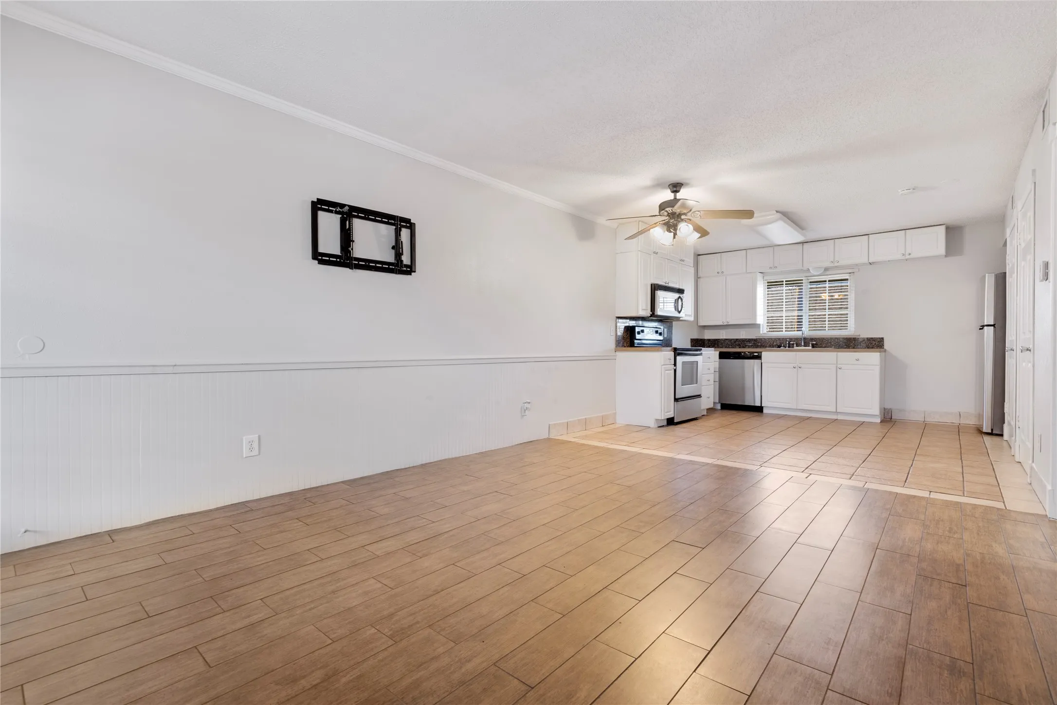 Apartment For Rent in Tarrant County , 1207 W Wall Street 4, Grapevine, Texas 76051, 1 Bedroom, 1 Bathroom, Garage spaces, 650 Sqft, built in 1968, mls#21410146, Real Estate Agent in Grapevine, Homes For Rent in Tarrant county, Homes For Rent in Grapevine, Realtor in Grapevine Texas, Real Estate Brokerage Independent Realty Texas, Luminita Cordes Realtor