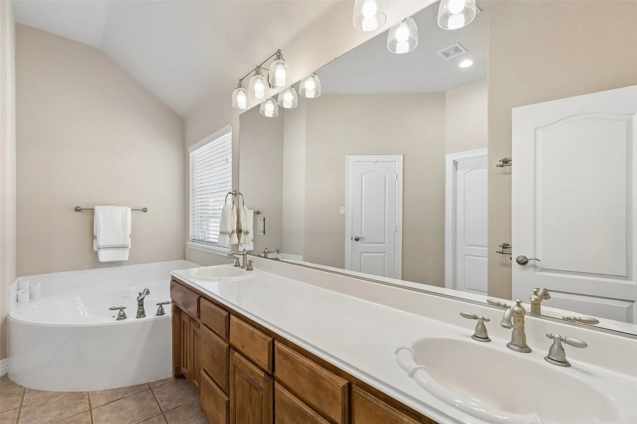 Single Family Residence For Sale in Parker County , 1208 Saddle Trail, Willow Park, Texas 76087, 4 Bedroom, 3 Bathroom, 2 Garage spaces, 2,519 Sqft, built in 2005, mls#21399926, Real Estate Agent in Willow Park, Homes For Sale in Parker county, Homes For Sale in Willow Park, Realtor in Willow Park Texas, Real Estate Brokerage Independent Realty Texas, Luminita Cordes Realtor