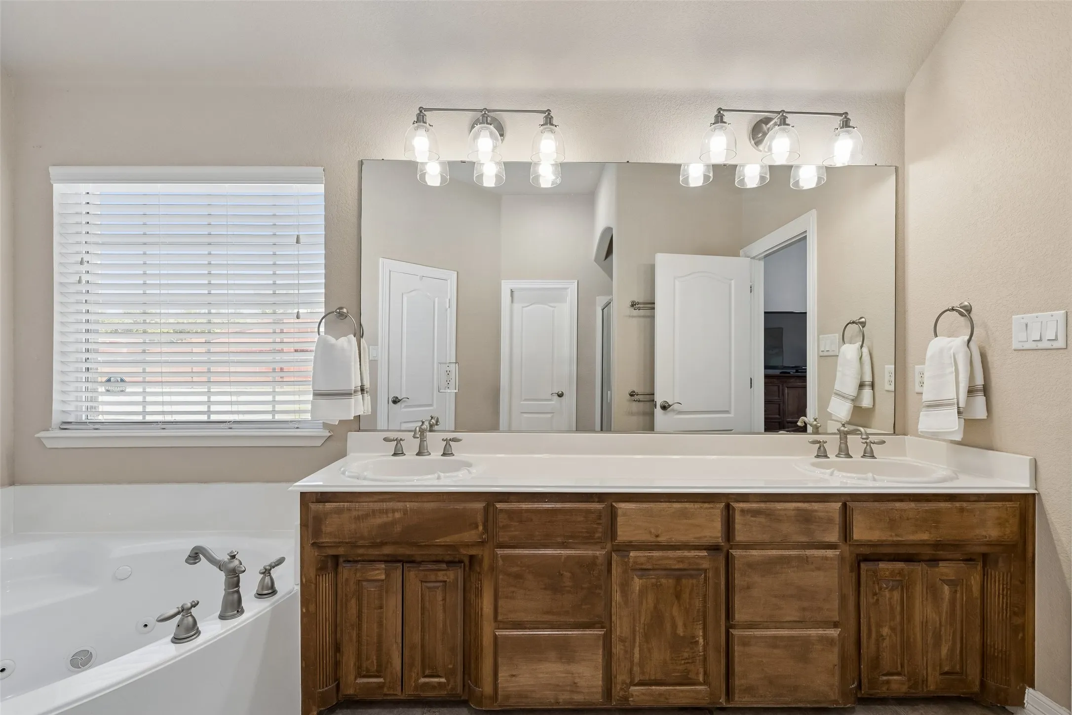 Single Family Residence For Sale in Parker County , 1208 Saddle Trail, Willow Park, Texas 76087, 4 Bedroom, 3 Bathroom, 2 Garage spaces, 2,519 Sqft, built in 2005, mls#21399926, Real Estate Agent in Willow Park, Homes For Sale in Parker county, Homes For Sale in Willow Park, Realtor in Willow Park Texas, Real Estate Brokerage Independent Realty Texas, Luminita Cordes Realtor