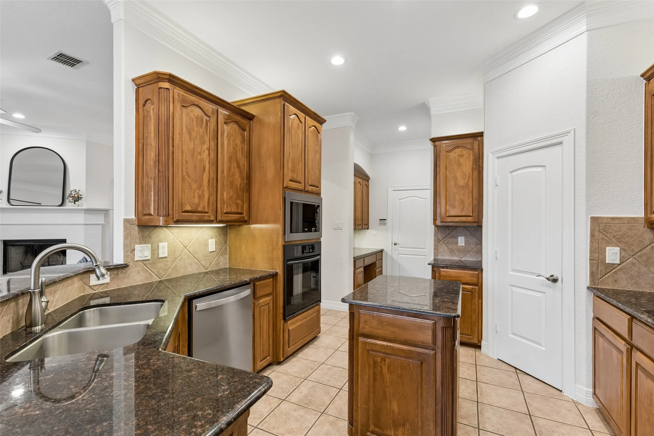 Single Family Residence For Sale in Parker County , 1208 Saddle Trail, Willow Park, Texas 76087, 4 Bedroom, 3 Bathroom, 2 Garage spaces, 2,519 Sqft, built in 2005, mls#21399926, Real Estate Agent in Willow Park, Homes For Sale in Parker county, Homes For Sale in Willow Park, Realtor in Willow Park Texas, Real Estate Brokerage Independent Realty Texas, Luminita Cordes Realtor