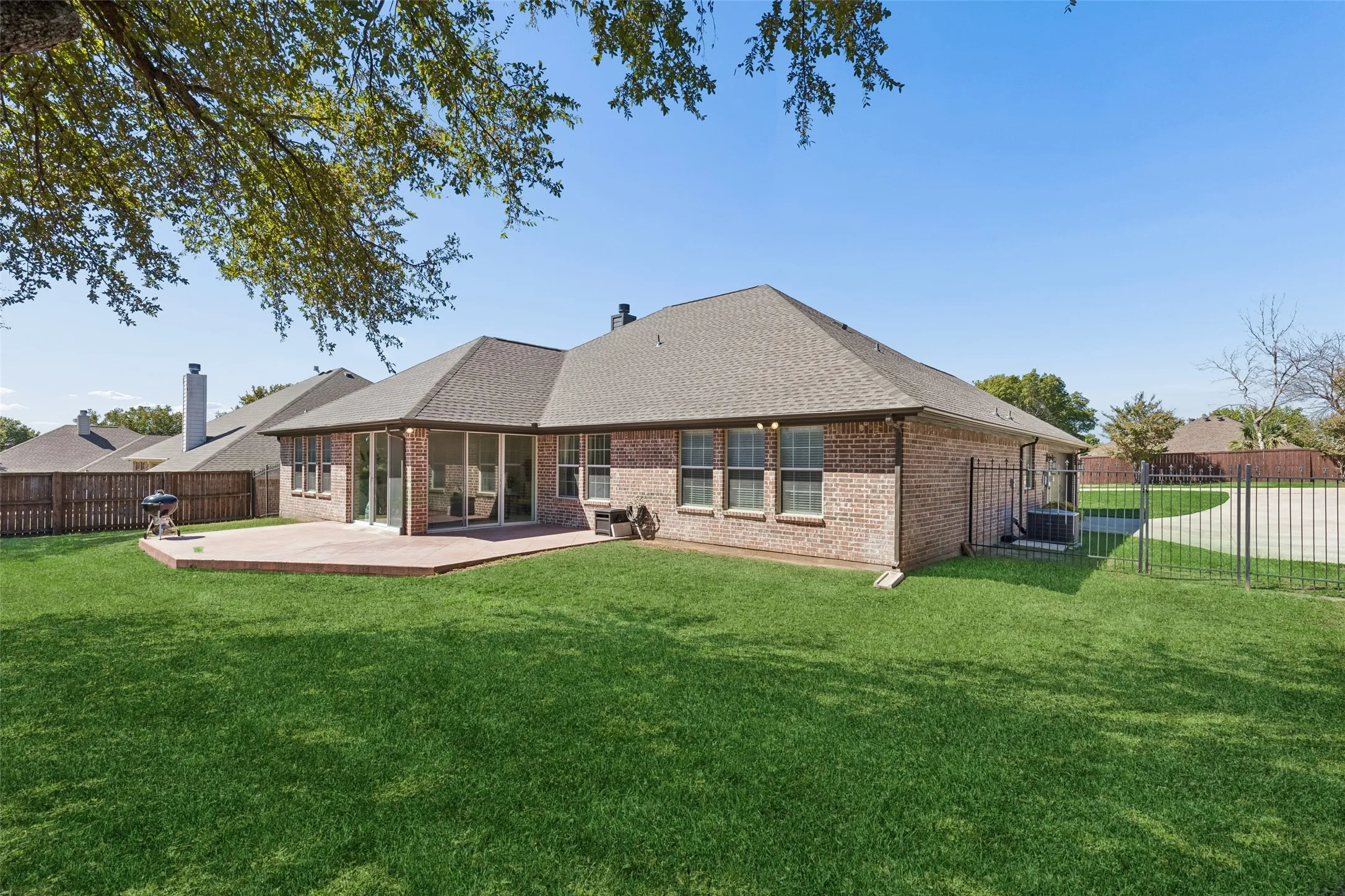 Single Family Residence For Sale in Parker County , 1208 Saddle Trail, Willow Park, Texas 76087, 4 Bedroom, 3 Bathroom, 2 Garage spaces, 2,519 Sqft, built in 2005, mls#21399926, Real Estate Agent in Willow Park, Homes For Sale in Parker county, Homes For Sale in Willow Park, Realtor in Willow Park Texas, Real Estate Brokerage Independent Realty Texas, Luminita Cordes Realtor