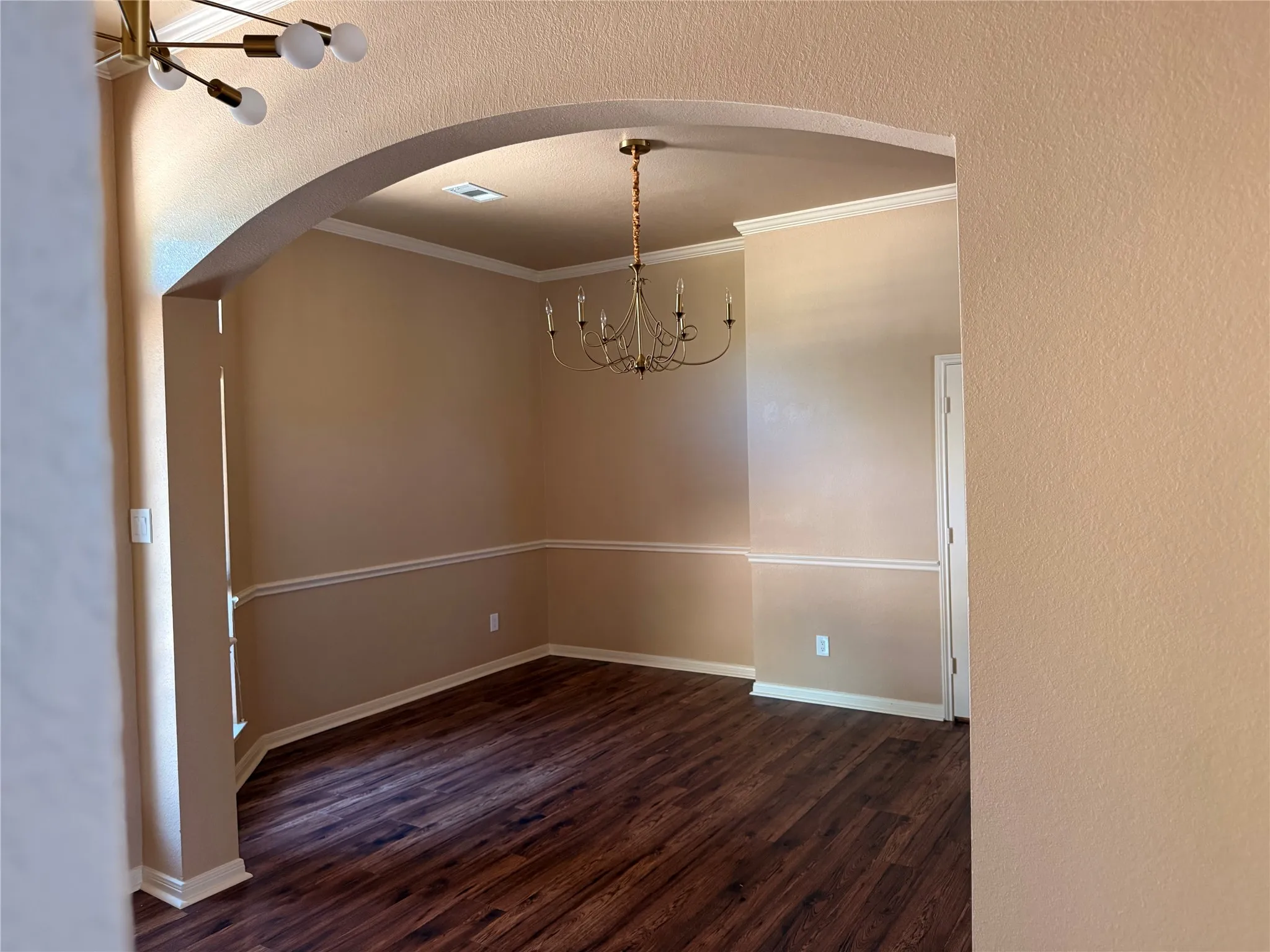 Single Family Residence For Sale in Tarrant County , 7804 Brook Meadow Lane, Fort Worth, Texas 76133, 3 Bedroom, 2 Bathroom, Garage spaces, 2,333 Sqft, built in 1999, mls#21409623, Real Estate Agent in Fort Worth, Homes For Sale in Tarrant county, Homes For Sale in Fort Worth, Realtor in Fort Worth Texas, Real Estate Brokerage Independent Realty Texas, Luminita Cordes Realtor