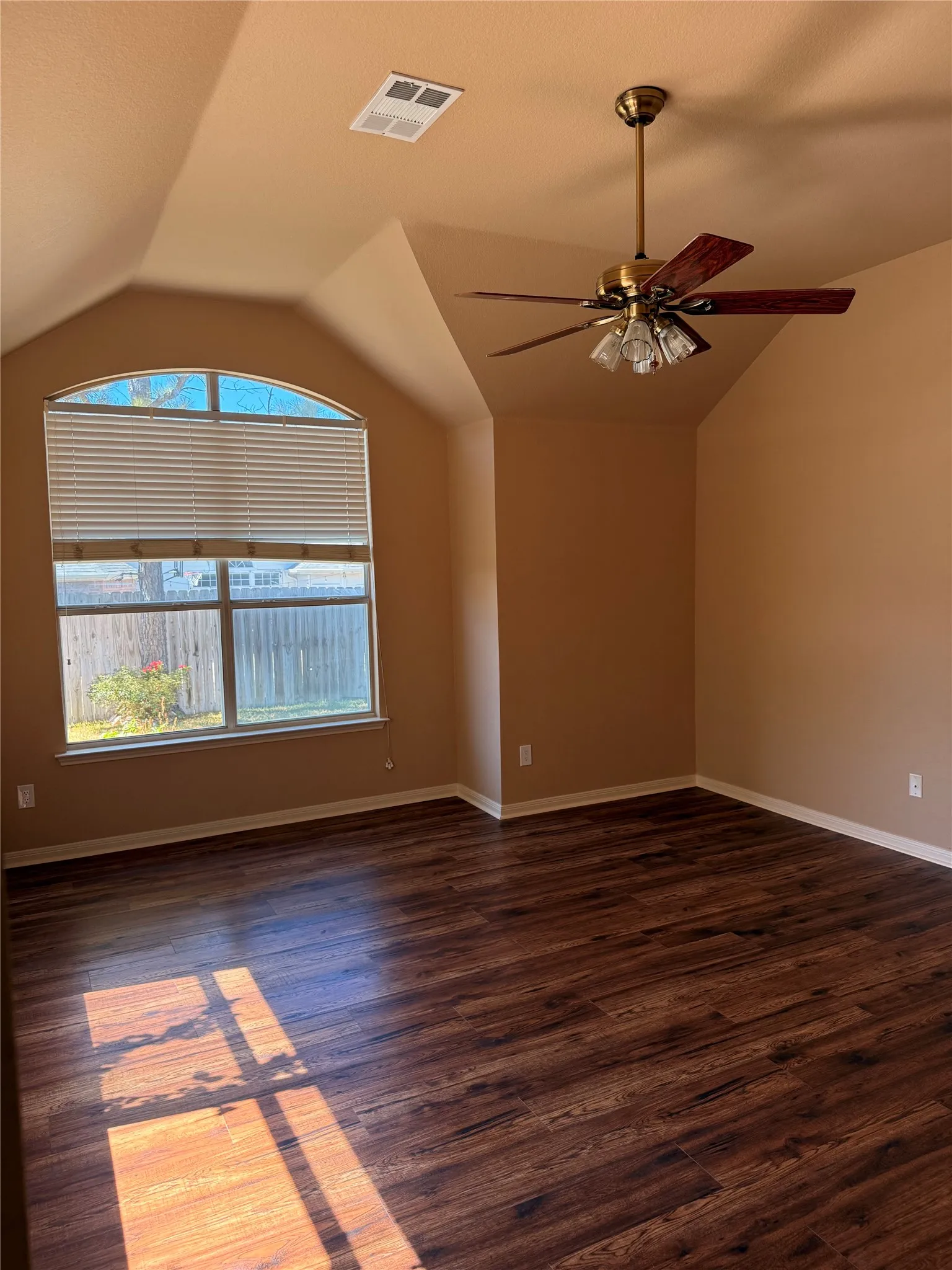 Single Family Residence For Sale in Tarrant County , 7804 Brook Meadow Lane, Fort Worth, Texas 76133, 3 Bedroom, 2 Bathroom, Garage spaces, 2,333 Sqft, built in 1999, mls#21409623, Real Estate Agent in Fort Worth, Homes For Sale in Tarrant county, Homes For Sale in Fort Worth, Realtor in Fort Worth Texas, Real Estate Brokerage Independent Realty Texas, Luminita Cordes Realtor