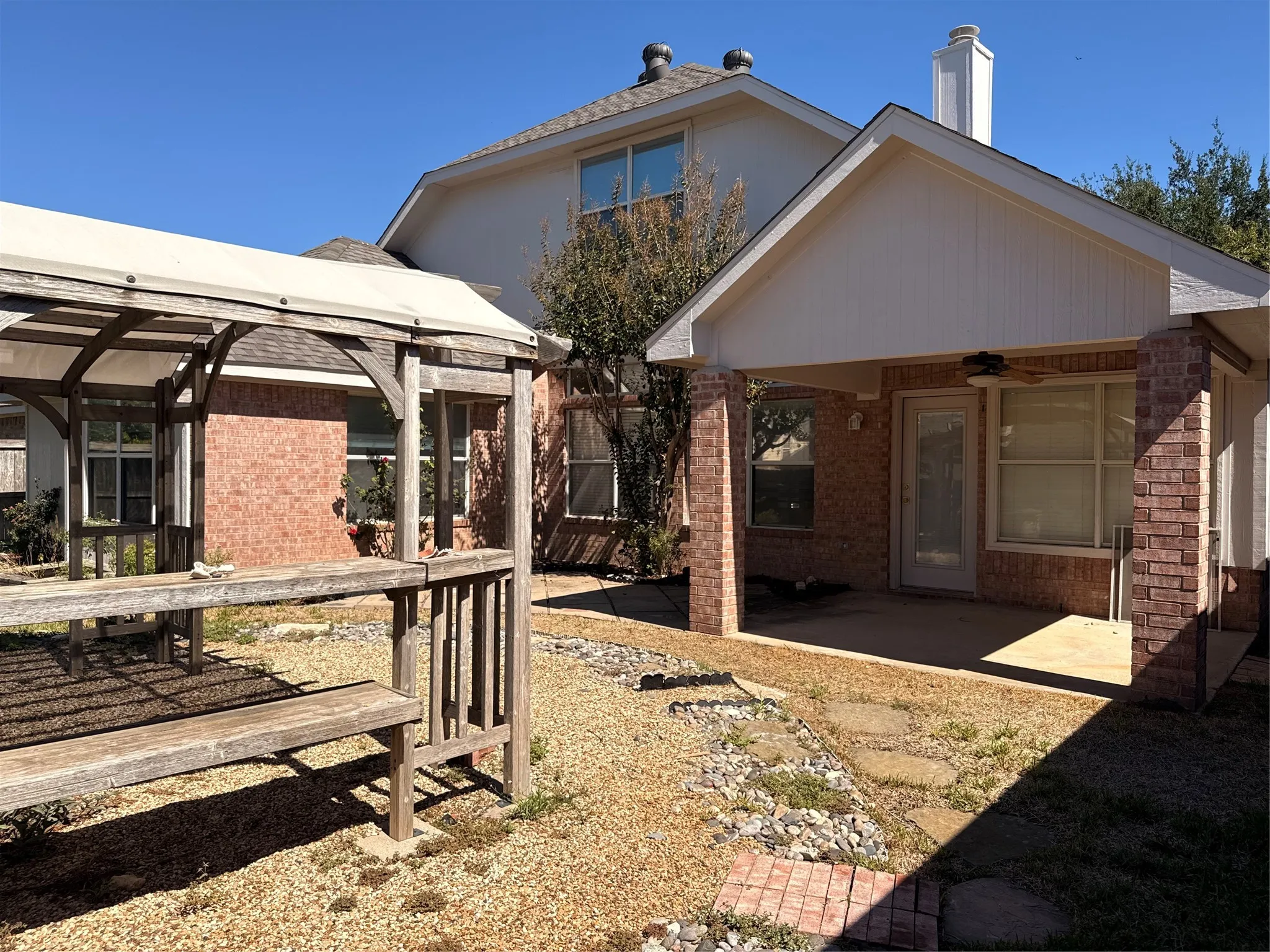 Single Family Residence For Sale in Tarrant County , 7804 Brook Meadow Lane, Fort Worth, Texas 76133, 3 Bedroom, 2 Bathroom, Garage spaces, 2,333 Sqft, built in 1999, mls#21409623, Real Estate Agent in Fort Worth, Homes For Sale in Tarrant county, Homes For Sale in Fort Worth, Realtor in Fort Worth Texas, Real Estate Brokerage Independent Realty Texas, Luminita Cordes Realtor