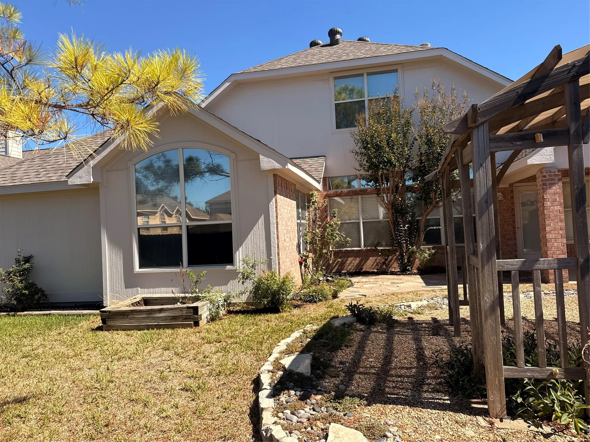 Single Family Residence For Sale in Tarrant County , 7804 Brook Meadow Lane, Fort Worth, Texas 76133, 3 Bedroom, 2 Bathroom, Garage spaces, 2,333 Sqft, built in 1999, mls#21409623, Real Estate Agent in Fort Worth, Homes For Sale in Tarrant county, Homes For Sale in Fort Worth, Realtor in Fort Worth Texas, Real Estate Brokerage Independent Realty Texas, Luminita Cordes Realtor