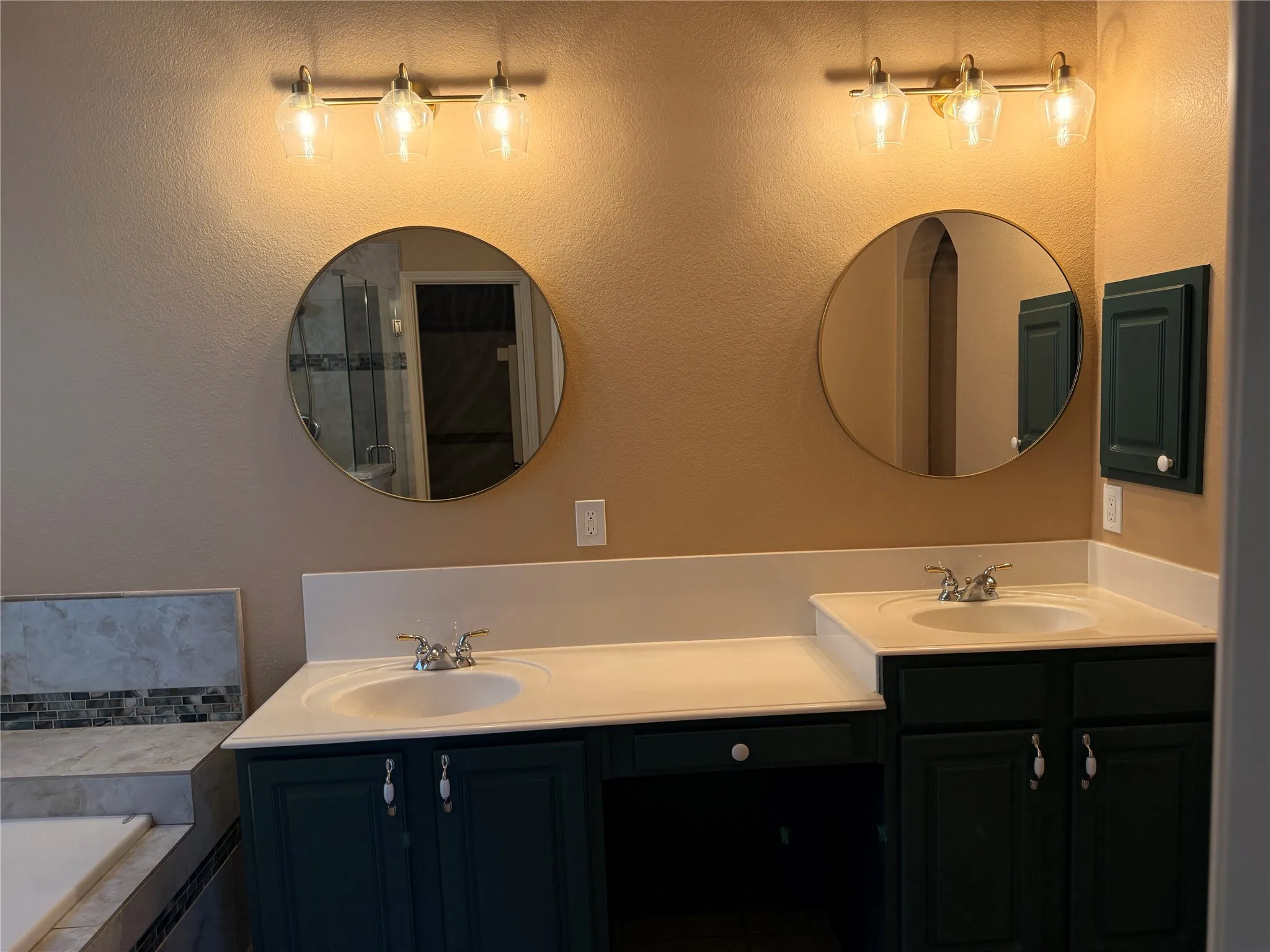Single Family Residence For Sale in Tarrant County , 7804 Brook Meadow Lane, Fort Worth, Texas 76133, 3 Bedroom, 2 Bathroom, Garage spaces, 2,333 Sqft, built in 1999, mls#21409623, Real Estate Agent in Fort Worth, Homes For Sale in Tarrant county, Homes For Sale in Fort Worth, Realtor in Fort Worth Texas, Real Estate Brokerage Independent Realty Texas, Luminita Cordes Realtor