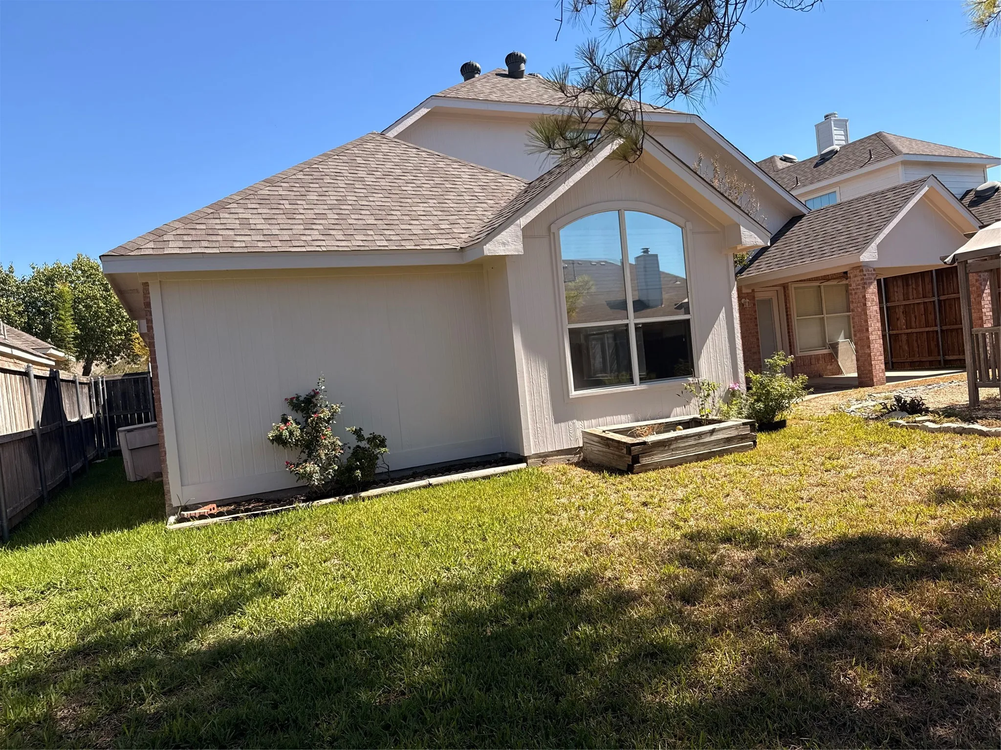 Single Family Residence For Sale in Tarrant County , 7804 Brook Meadow Lane, Fort Worth, Texas 76133, 3 Bedroom, 2 Bathroom, Garage spaces, 2,333 Sqft, built in 1999, mls#21409623, Real Estate Agent in Fort Worth, Homes For Sale in Tarrant county, Homes For Sale in Fort Worth, Realtor in Fort Worth Texas, Real Estate Brokerage Independent Realty Texas, Luminita Cordes Realtor