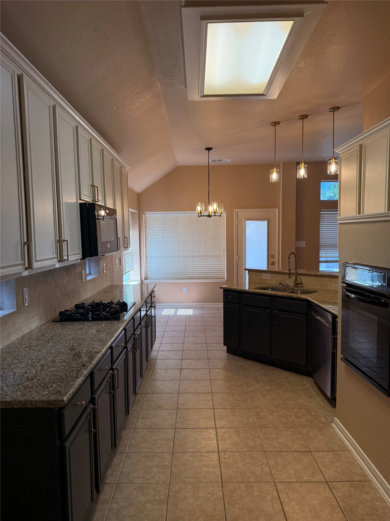 Single Family Residence For Sale in Tarrant County , 7804 Brook Meadow Lane, Fort Worth, Texas 76133, 3 Bedroom, 2 Bathroom, Garage spaces, 2,333 Sqft, built in 1999, mls#21409623, Real Estate Agent in Fort Worth, Homes For Sale in Tarrant county, Homes For Sale in Fort Worth, Realtor in Fort Worth Texas, Real Estate Brokerage Independent Realty Texas, Luminita Cordes Realtor