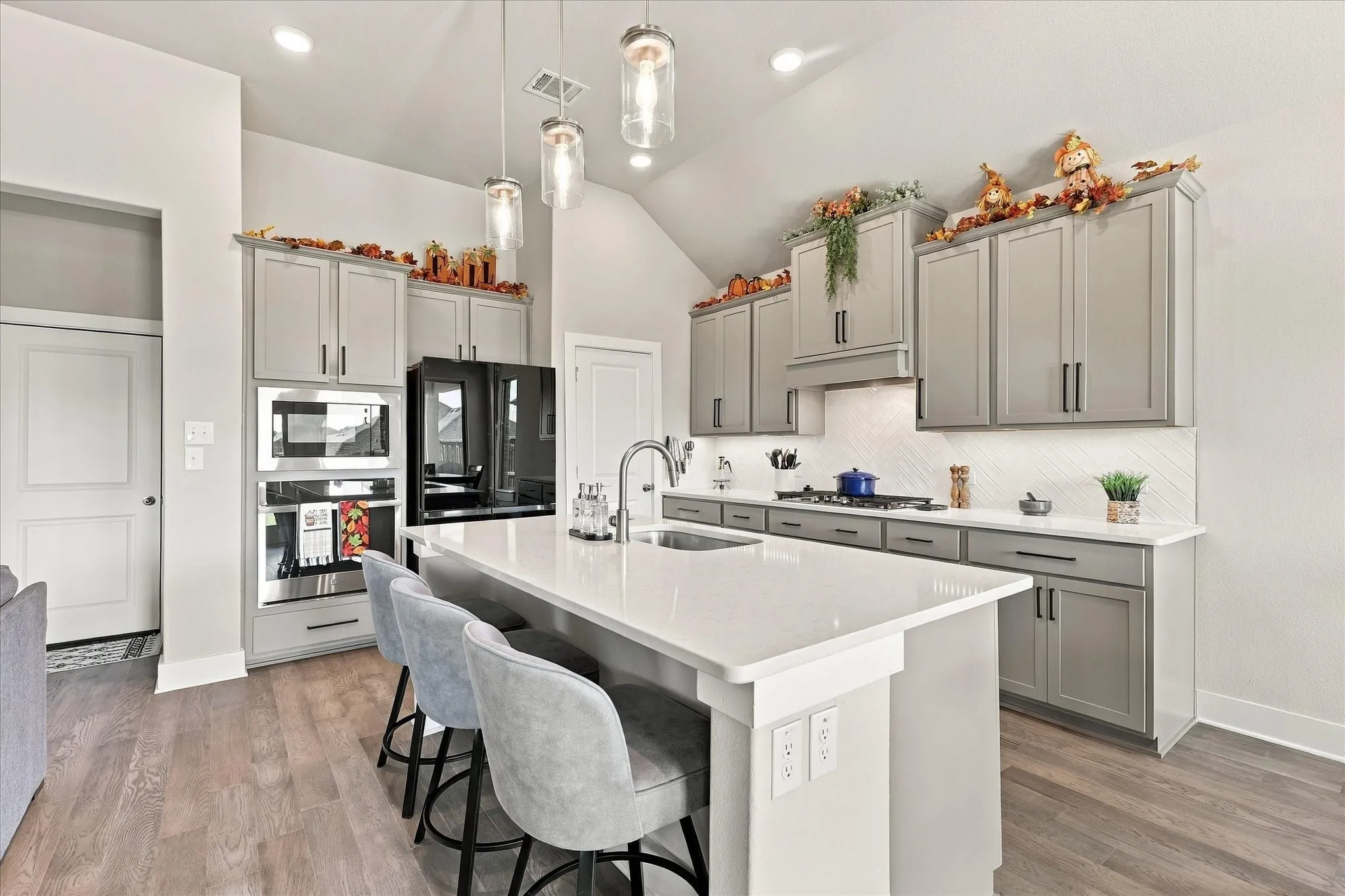 Quartz Tops, 5 burner gas cooktop, stainless steel appl, convection oven & island.
