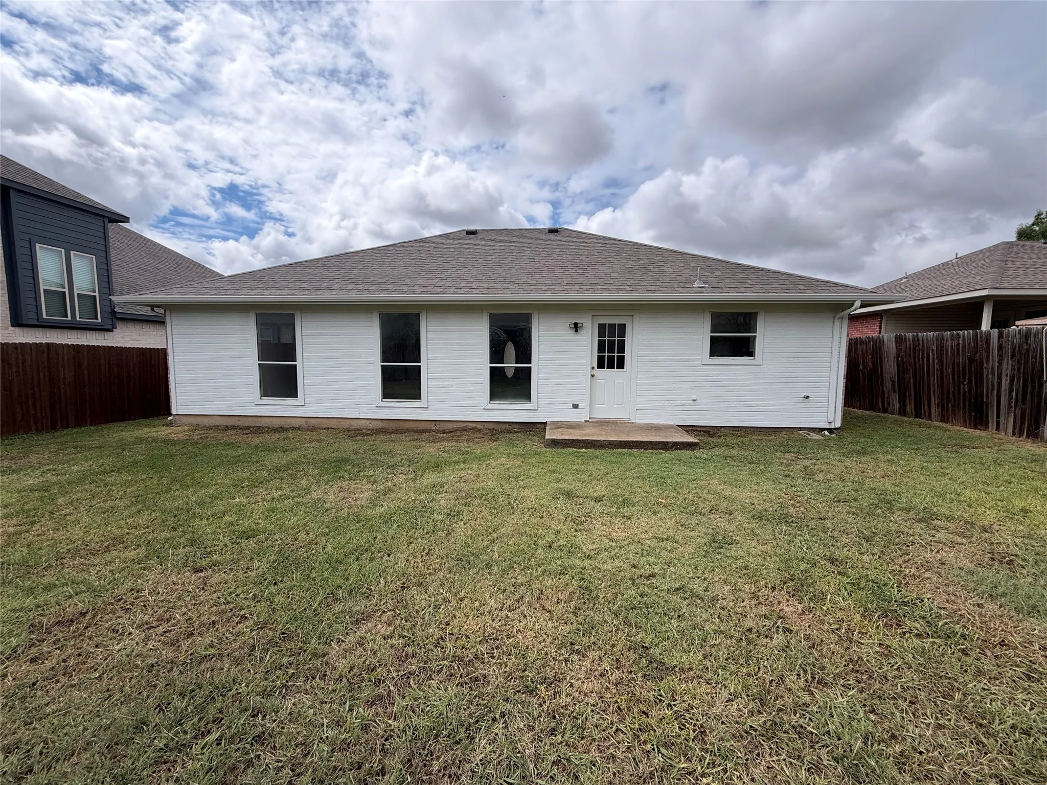 Single Family Residence For Sale in Johnson County , 208 Comanche Trail, Alvarado, Texas 76009, 3 Bedroom, 2 Bathroom, 2 Garage spaces, 1,267 Sqft, built in 2002, mls#21410150, Real Estate Agent in Alvarado, Homes For Sale in Johnson county, Homes For Sale in Alvarado, Realtor in Alvarado Texas, Real Estate Brokerage Independent Realty Texas, Luminita Cordes Realtor