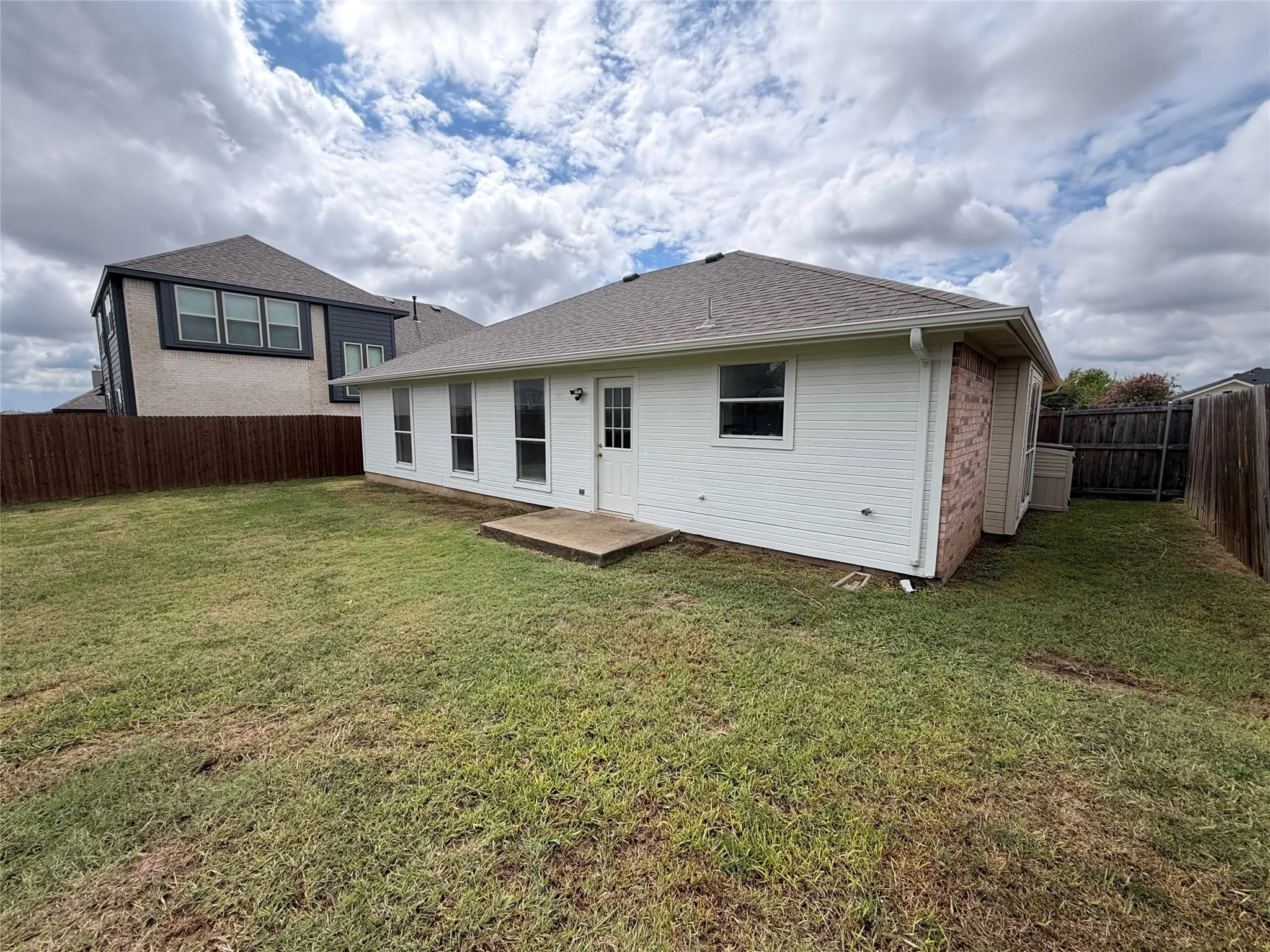 Single Family Residence For Sale in Johnson County , 208 Comanche Trail, Alvarado, Texas 76009, 3 Bedroom, 2 Bathroom, 2 Garage spaces, 1,267 Sqft, built in 2002, mls#21410150, Real Estate Agent in Alvarado, Homes For Sale in Johnson county, Homes For Sale in Alvarado, Realtor in Alvarado Texas, Real Estate Brokerage Independent Realty Texas, Luminita Cordes Realtor