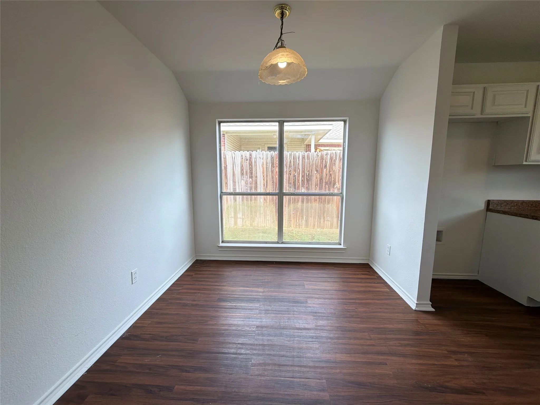 Single Family Residence For Sale in Johnson County , 208 Comanche Trail, Alvarado, Texas 76009, 3 Bedroom, 2 Bathroom, 2 Garage spaces, 1,267 Sqft, built in 2002, mls#21410150, Real Estate Agent in Alvarado, Homes For Sale in Johnson county, Homes For Sale in Alvarado, Realtor in Alvarado Texas, Real Estate Brokerage Independent Realty Texas, Luminita Cordes Realtor