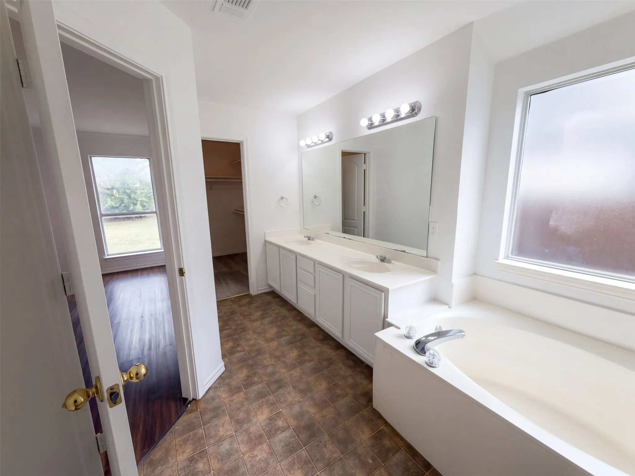 Single Family Residence For Sale in Johnson County , 208 Comanche Trail, Alvarado, Texas 76009, 3 Bedroom, 2 Bathroom, 2 Garage spaces, 1,267 Sqft, built in 2002, mls#21410150, Real Estate Agent in Alvarado, Homes For Sale in Johnson county, Homes For Sale in Alvarado, Realtor in Alvarado Texas, Real Estate Brokerage Independent Realty Texas, Luminita Cordes Realtor