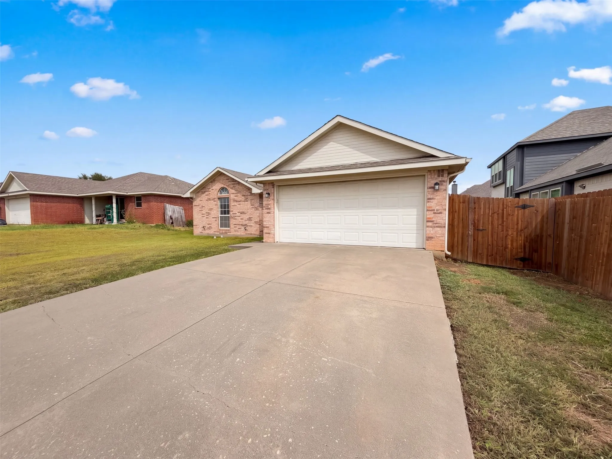 Single Family Residence For Sale in Johnson County , 208 Comanche Trail, Alvarado, Texas 76009, 3 Bedroom, 2 Bathroom, 2 Garage spaces, 1,267 Sqft, built in 2002, mls#21410150, Real Estate Agent in Alvarado, Homes For Sale in Johnson county, Homes For Sale in Alvarado, Realtor in Alvarado Texas, Real Estate Brokerage Independent Realty Texas, Luminita Cordes Realtor