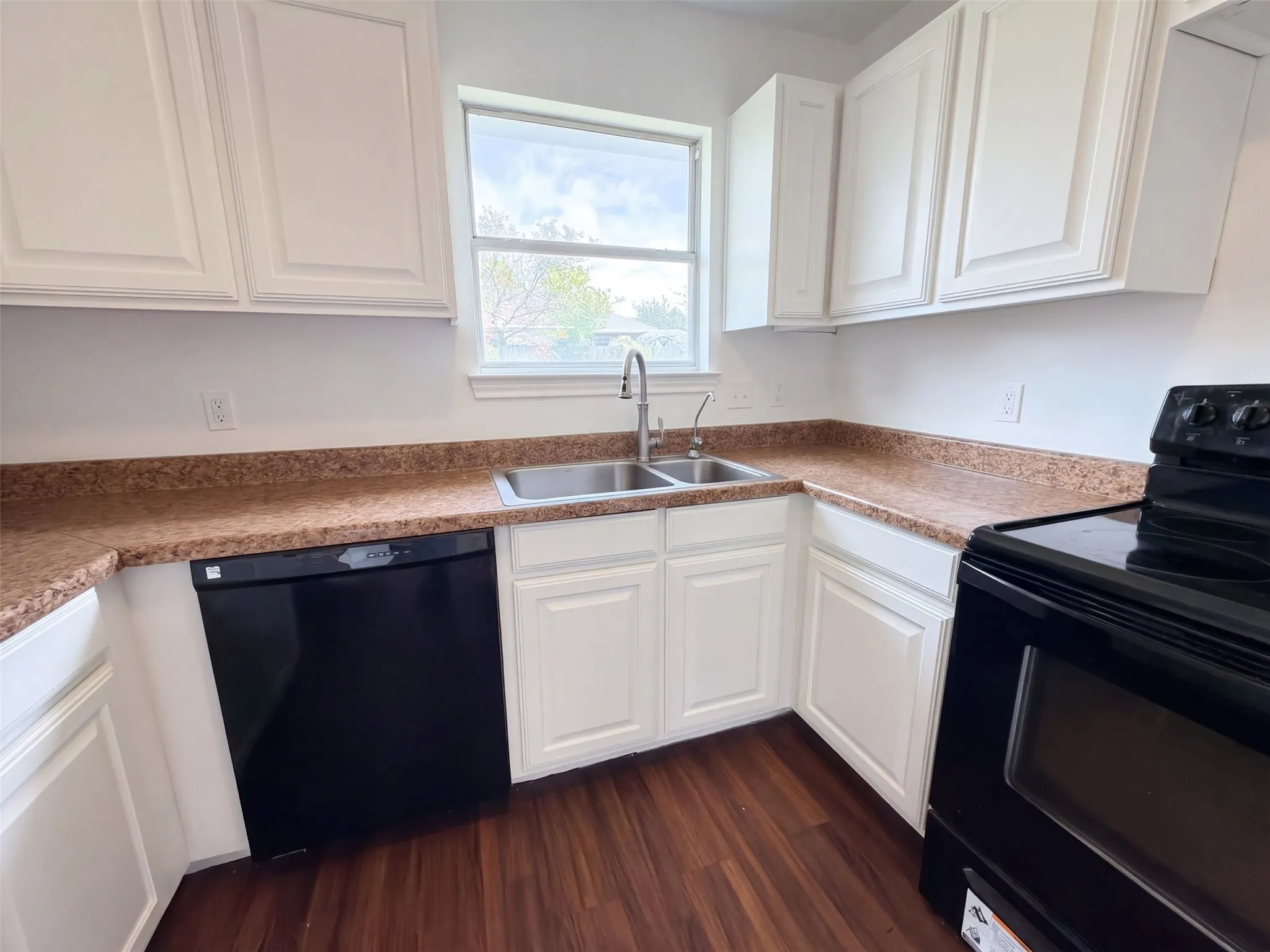 Single Family Residence For Sale in Johnson County , 208 Comanche Trail, Alvarado, Texas 76009, 3 Bedroom, 2 Bathroom, 2 Garage spaces, 1,267 Sqft, built in 2002, mls#21410150, Real Estate Agent in Alvarado, Homes For Sale in Johnson county, Homes For Sale in Alvarado, Realtor in Alvarado Texas, Real Estate Brokerage Independent Realty Texas, Luminita Cordes Realtor