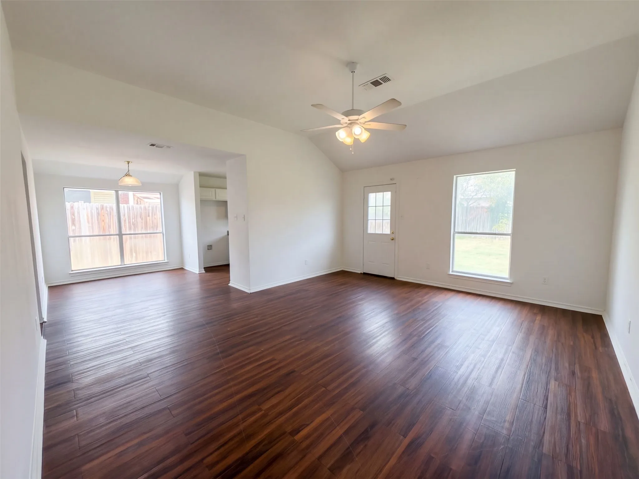 Single Family Residence For Sale in Johnson County , 208 Comanche Trail, Alvarado, Texas 76009, 3 Bedroom, 2 Bathroom, 2 Garage spaces, 1,267 Sqft, built in 2002, mls#21410150, Real Estate Agent in Alvarado, Homes For Sale in Johnson county, Homes For Sale in Alvarado, Realtor in Alvarado Texas, Real Estate Brokerage Independent Realty Texas, Luminita Cordes Realtor