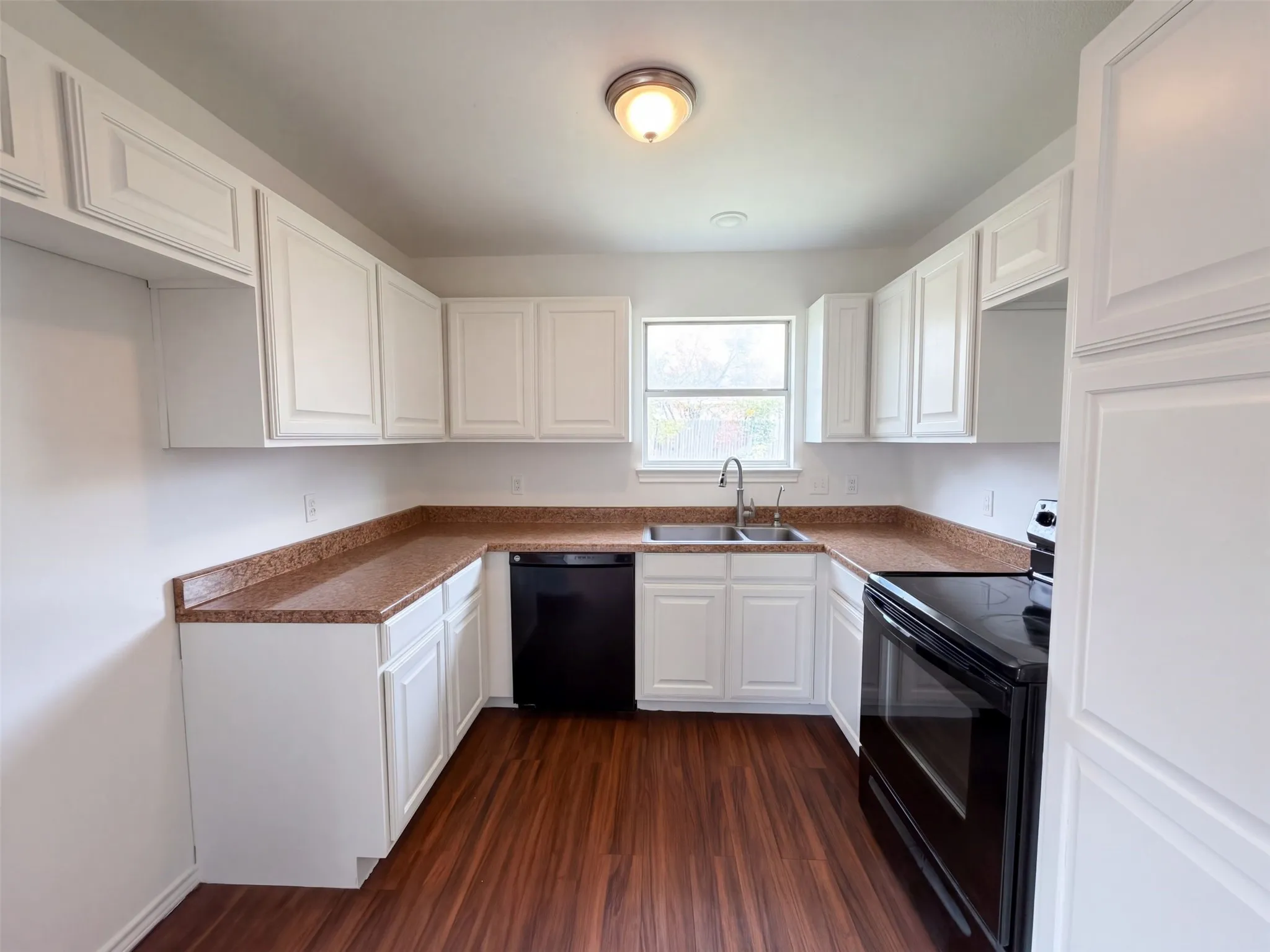 Single Family Residence For Sale in Johnson County , 208 Comanche Trail, Alvarado, Texas 76009, 3 Bedroom, 2 Bathroom, 2 Garage spaces, 1,267 Sqft, built in 2002, mls#21410150, Real Estate Agent in Alvarado, Homes For Sale in Johnson county, Homes For Sale in Alvarado, Realtor in Alvarado Texas, Real Estate Brokerage Independent Realty Texas, Luminita Cordes Realtor