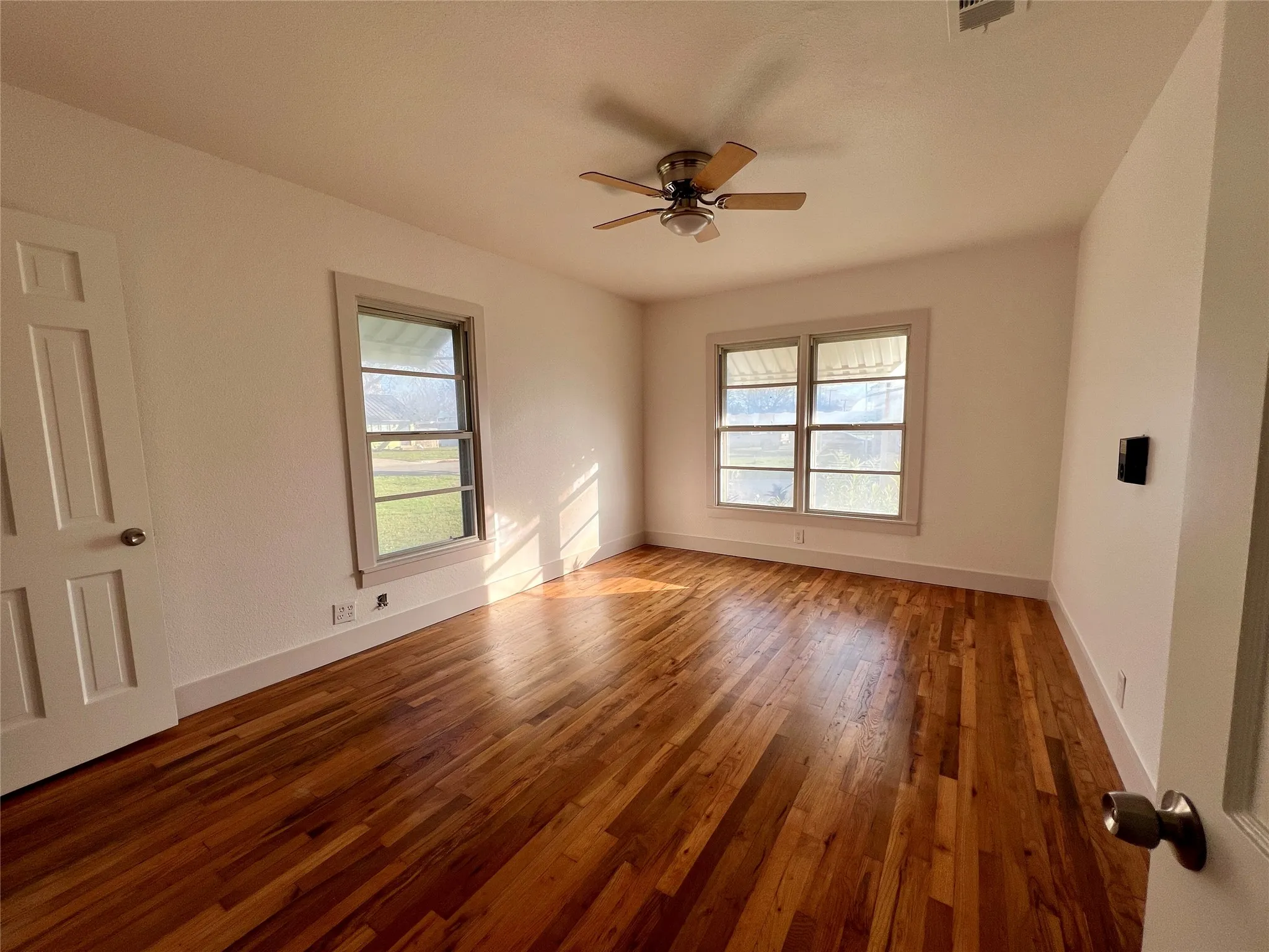 Single Family Residence For Rent in Tarrant County , 909 Hallum Street, River Oaks, Texas 76114, 4 Bedroom, 2 Bathroom, 2 Garage spaces, 1,876 Sqft, built in 1946, mls#21410128, Real Estate Agent in River Oaks, Homes For Rent in Tarrant county, Homes For Rent in River Oaks, Realtor in River Oaks Texas, Real Estate Brokerage Independent Realty Texas, Luminita Cordes Realtor