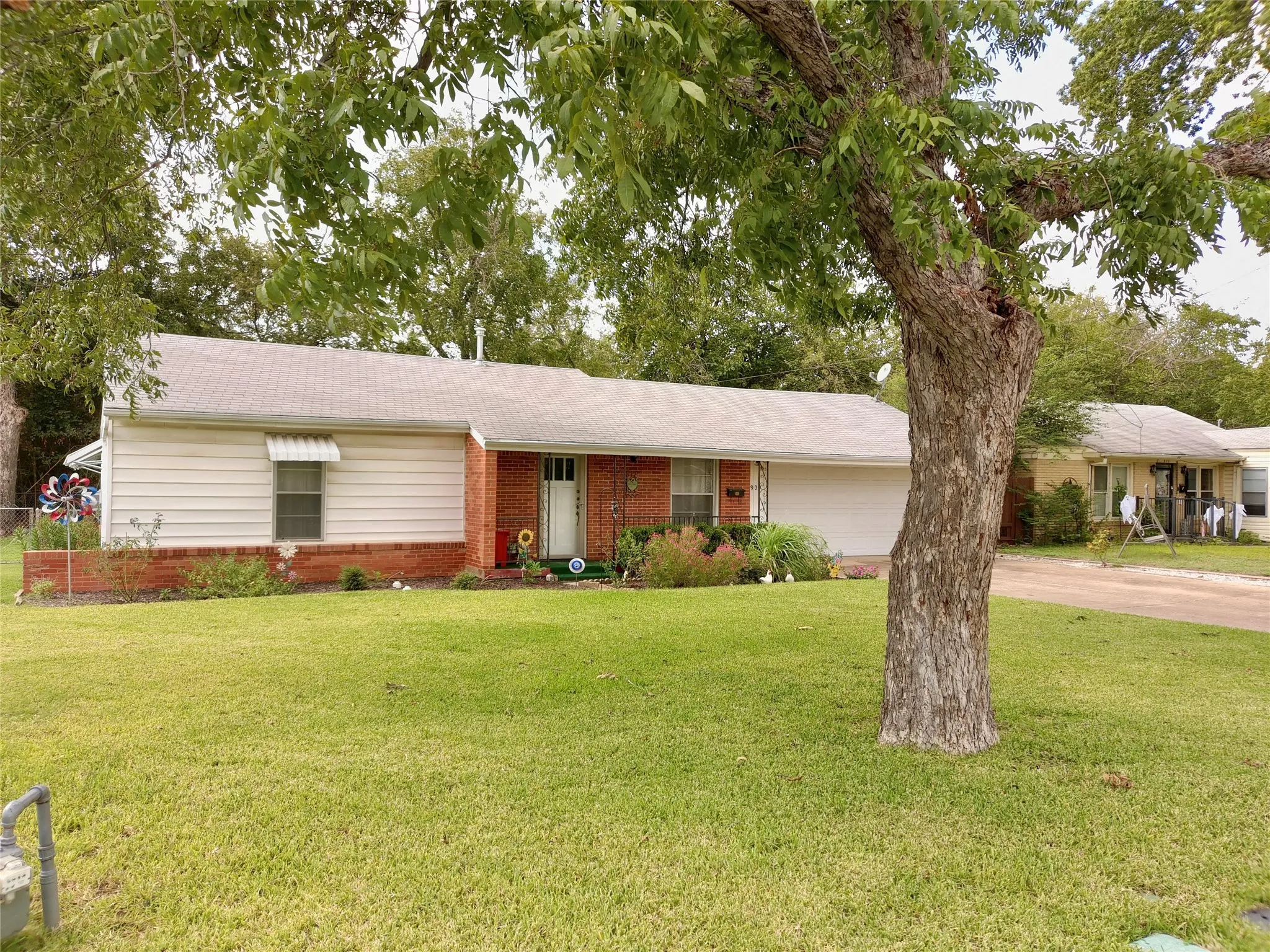 Single Family Residence For Rent in Tarrant County , 909 Hallum Street, River Oaks, Texas 76114, 4 Bedroom, 2 Bathroom, 2 Garage spaces, 1,876 Sqft, built in 1946, mls#21410128, Real Estate Agent in River Oaks, Homes For Rent in Tarrant county, Homes For Rent in River Oaks, Realtor in River Oaks Texas, Real Estate Brokerage Independent Realty Texas, Luminita Cordes Realtor