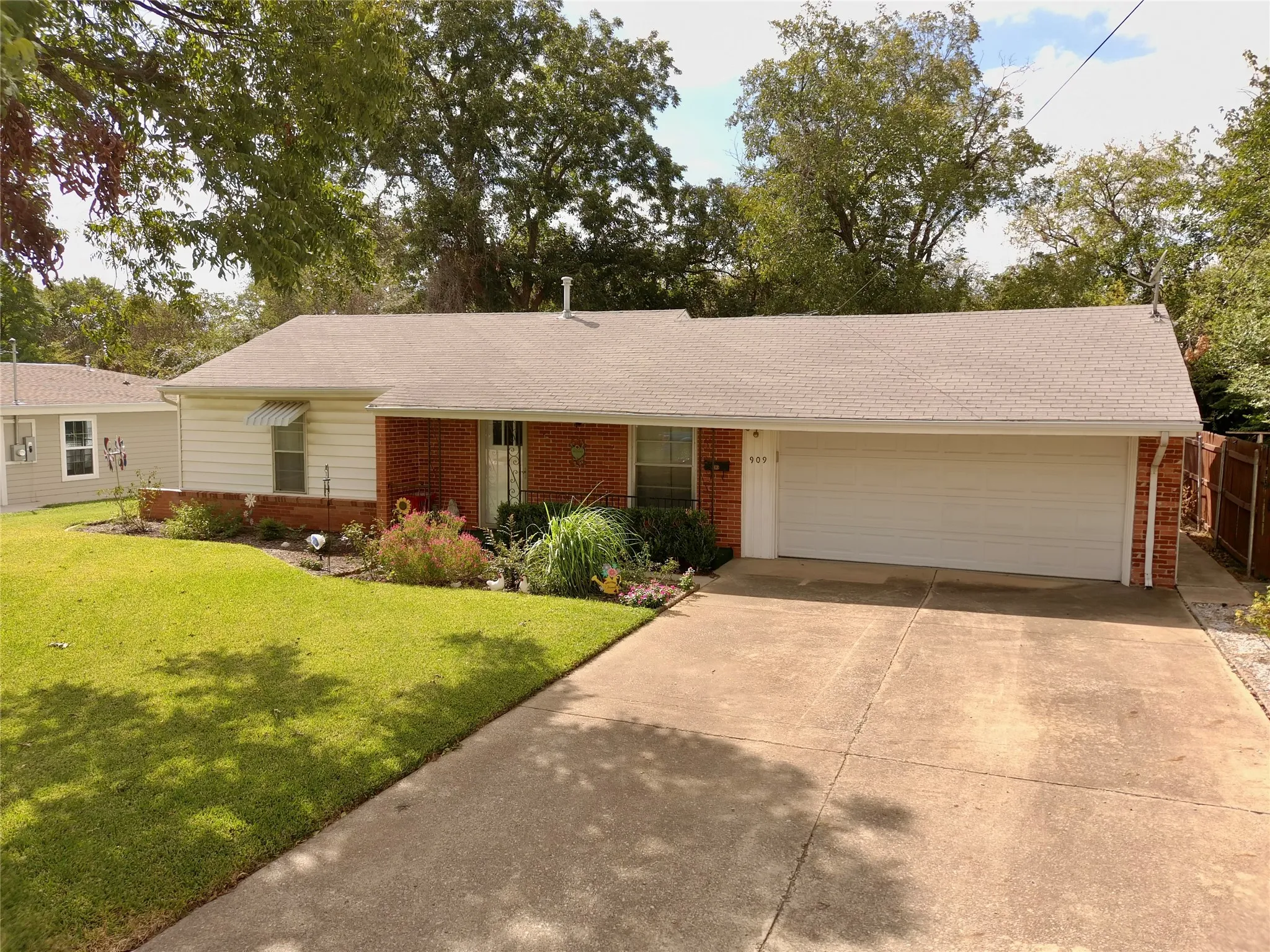 Single Family Residence For Rent in Tarrant County , 909 Hallum Street, River Oaks, Texas 76114, 4 Bedroom, 2 Bathroom, 2 Garage spaces, 1,876 Sqft, built in 1946, mls#21410128, Real Estate Agent in River Oaks, Homes For Rent in Tarrant county, Homes For Rent in River Oaks, Realtor in River Oaks Texas, Real Estate Brokerage Independent Realty Texas, Luminita Cordes Realtor