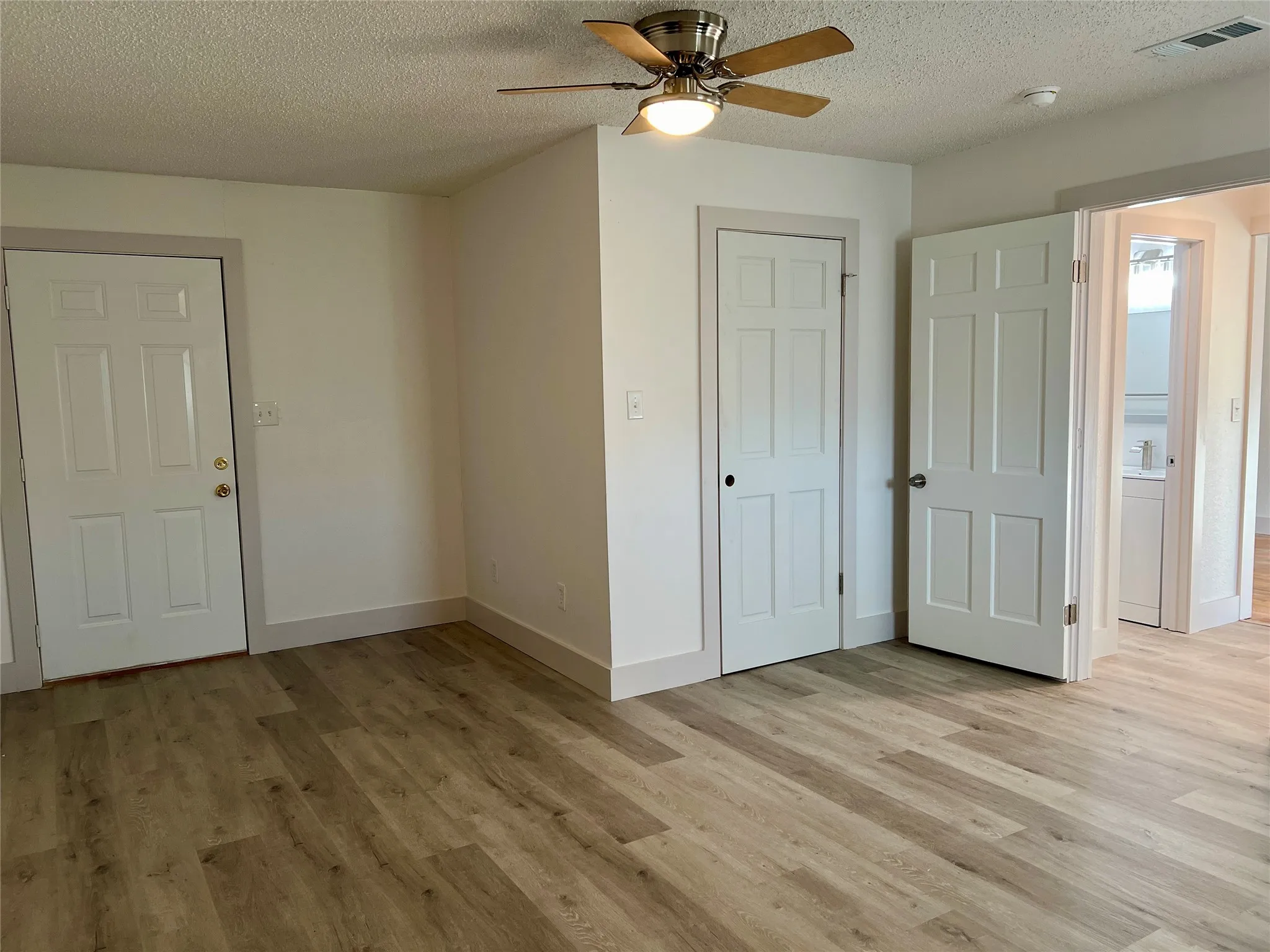 Single Family Residence For Rent in Tarrant County , 909 Hallum Street, River Oaks, Texas 76114, 4 Bedroom, 2 Bathroom, 2 Garage spaces, 1,876 Sqft, built in 1946, mls#21410128, Real Estate Agent in River Oaks, Homes For Rent in Tarrant county, Homes For Rent in River Oaks, Realtor in River Oaks Texas, Real Estate Brokerage Independent Realty Texas, Luminita Cordes Realtor