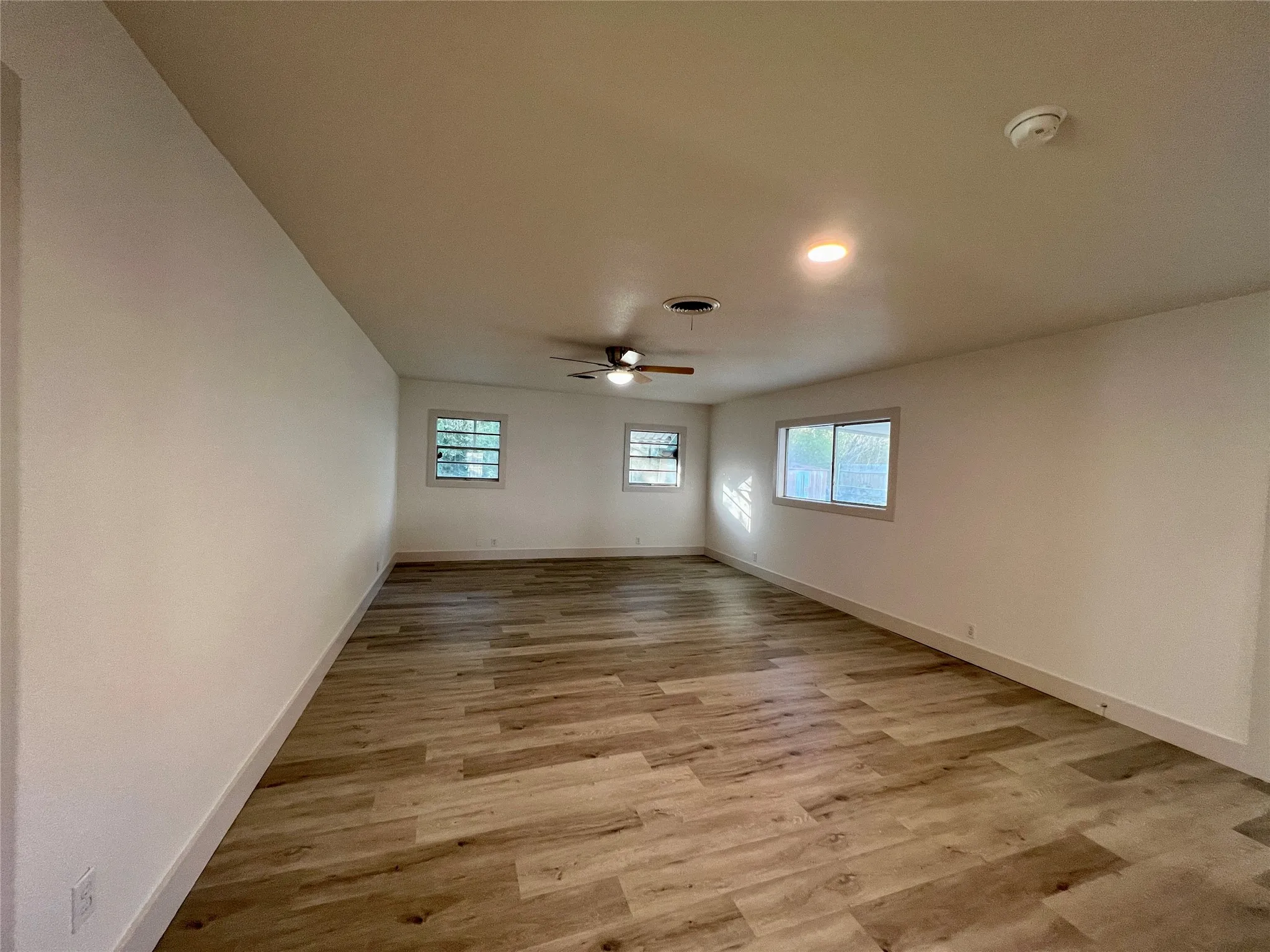 Single Family Residence For Rent in Tarrant County , 909 Hallum Street, River Oaks, Texas 76114, 4 Bedroom, 2 Bathroom, 2 Garage spaces, 1,876 Sqft, built in 1946, mls#21410128, Real Estate Agent in River Oaks, Homes For Rent in Tarrant county, Homes For Rent in River Oaks, Realtor in River Oaks Texas, Real Estate Brokerage Independent Realty Texas, Luminita Cordes Realtor