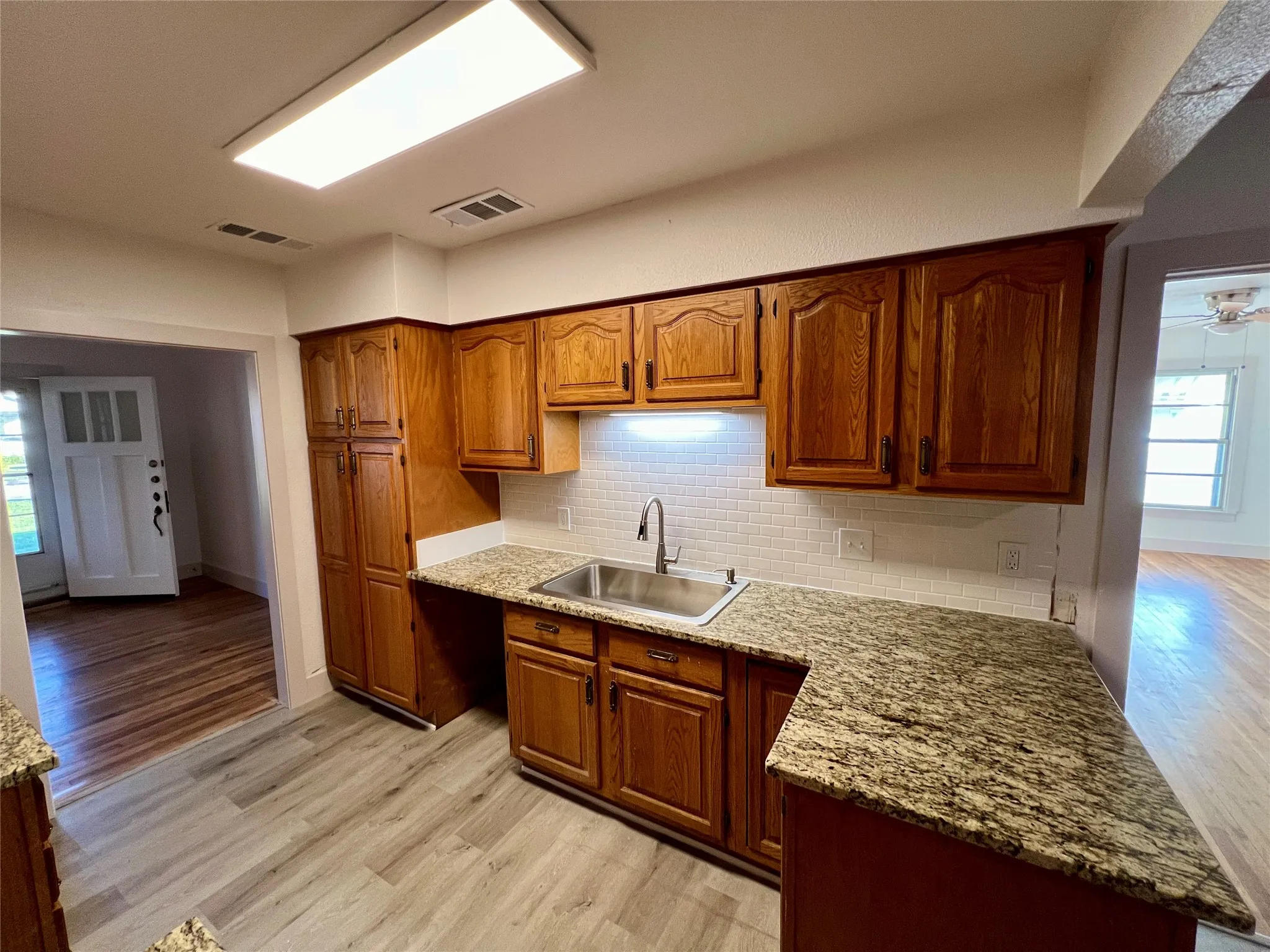 Single Family Residence For Rent in Tarrant County , 909 Hallum Street, River Oaks, Texas 76114, 4 Bedroom, 2 Bathroom, 2 Garage spaces, 1,876 Sqft, built in 1946, mls#21410128, Real Estate Agent in River Oaks, Homes For Rent in Tarrant county, Homes For Rent in River Oaks, Realtor in River Oaks Texas, Real Estate Brokerage Independent Realty Texas, Luminita Cordes Realtor