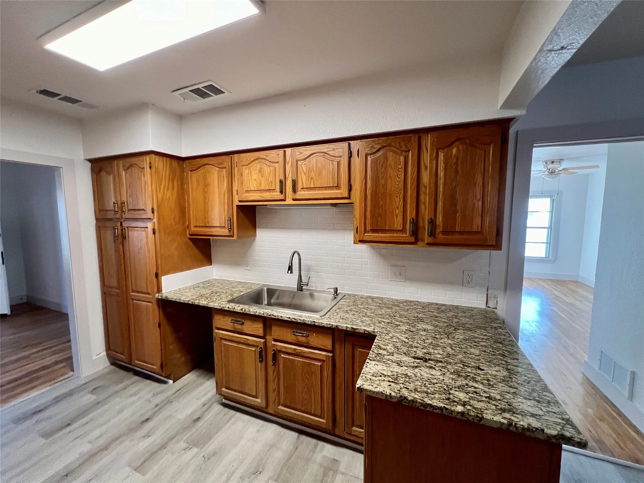 Single Family Residence For Rent in Tarrant County , 909 Hallum Street, River Oaks, Texas 76114, 4 Bedroom, 2 Bathroom, 2 Garage spaces, 1,876 Sqft, built in 1946, mls#21410128, Real Estate Agent in River Oaks, Homes For Rent in Tarrant county, Homes For Rent in River Oaks, Realtor in River Oaks Texas, Real Estate Brokerage Independent Realty Texas, Luminita Cordes Realtor