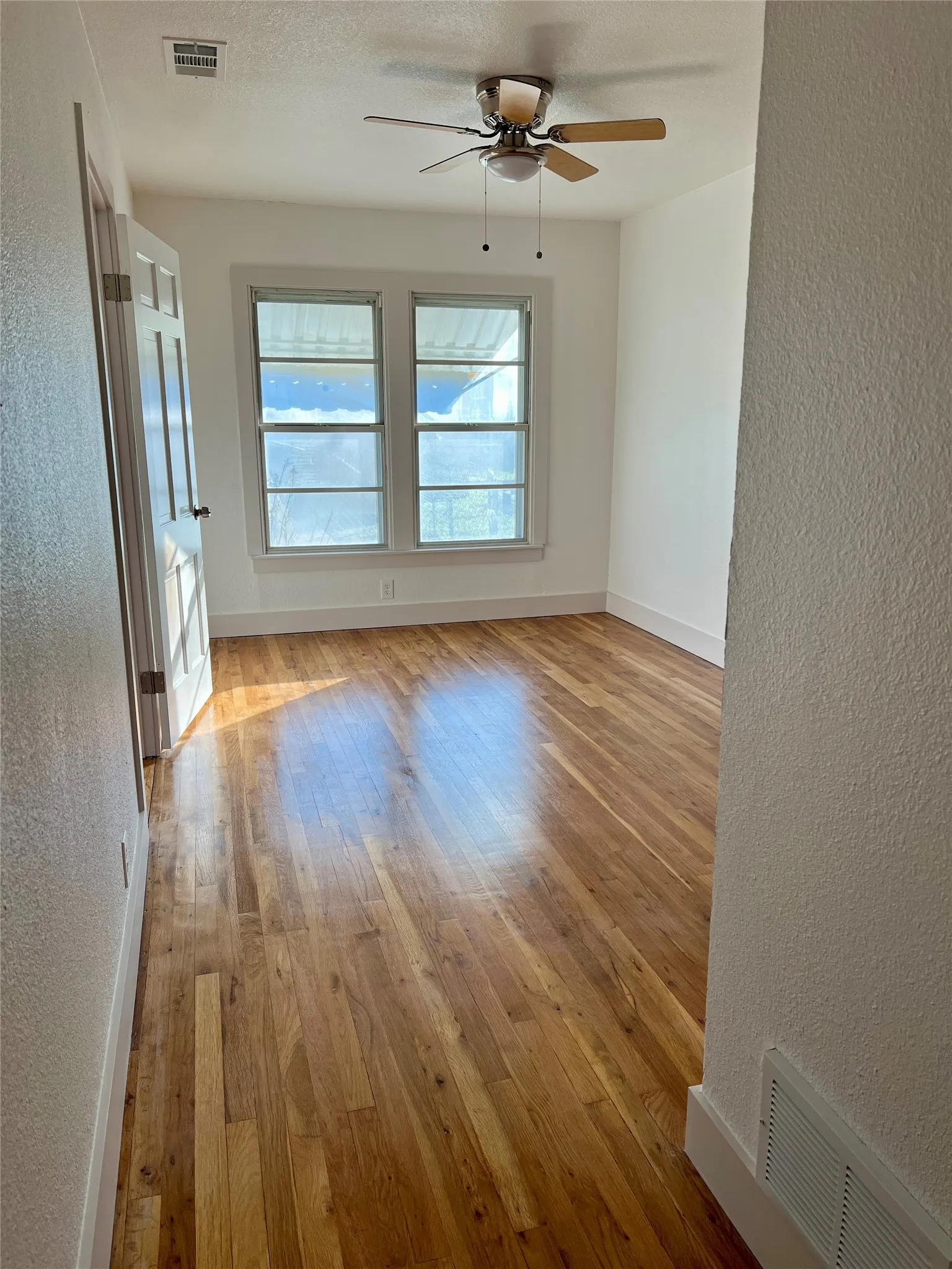 Single Family Residence For Rent in Tarrant County , 909 Hallum Street, River Oaks, Texas 76114, 4 Bedroom, 2 Bathroom, 2 Garage spaces, 1,876 Sqft, built in 1946, mls#21410128, Real Estate Agent in River Oaks, Homes For Rent in Tarrant county, Homes For Rent in River Oaks, Realtor in River Oaks Texas, Real Estate Brokerage Independent Realty Texas, Luminita Cordes Realtor