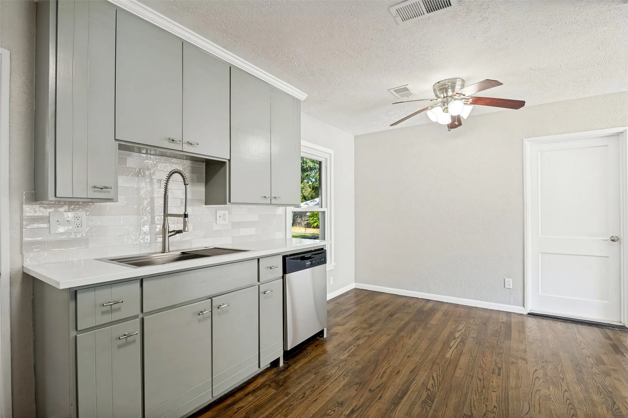 Single Family Residence For Sale in Dallas County , 10429 Aledo Drive, Dallas, Texas 75228, 3 Bedroom, 1 Bathroom, 1 Garage spaces, 1,040 Sqft, built in 1950, mls#21409743, Real Estate Agent in Dallas, Homes For Sale in Dallas county, Homes For Sale in Dallas, Realtor in Dallas Texas, Real Estate Brokerage Independent Realty Texas, Luminita Cordes Realtor