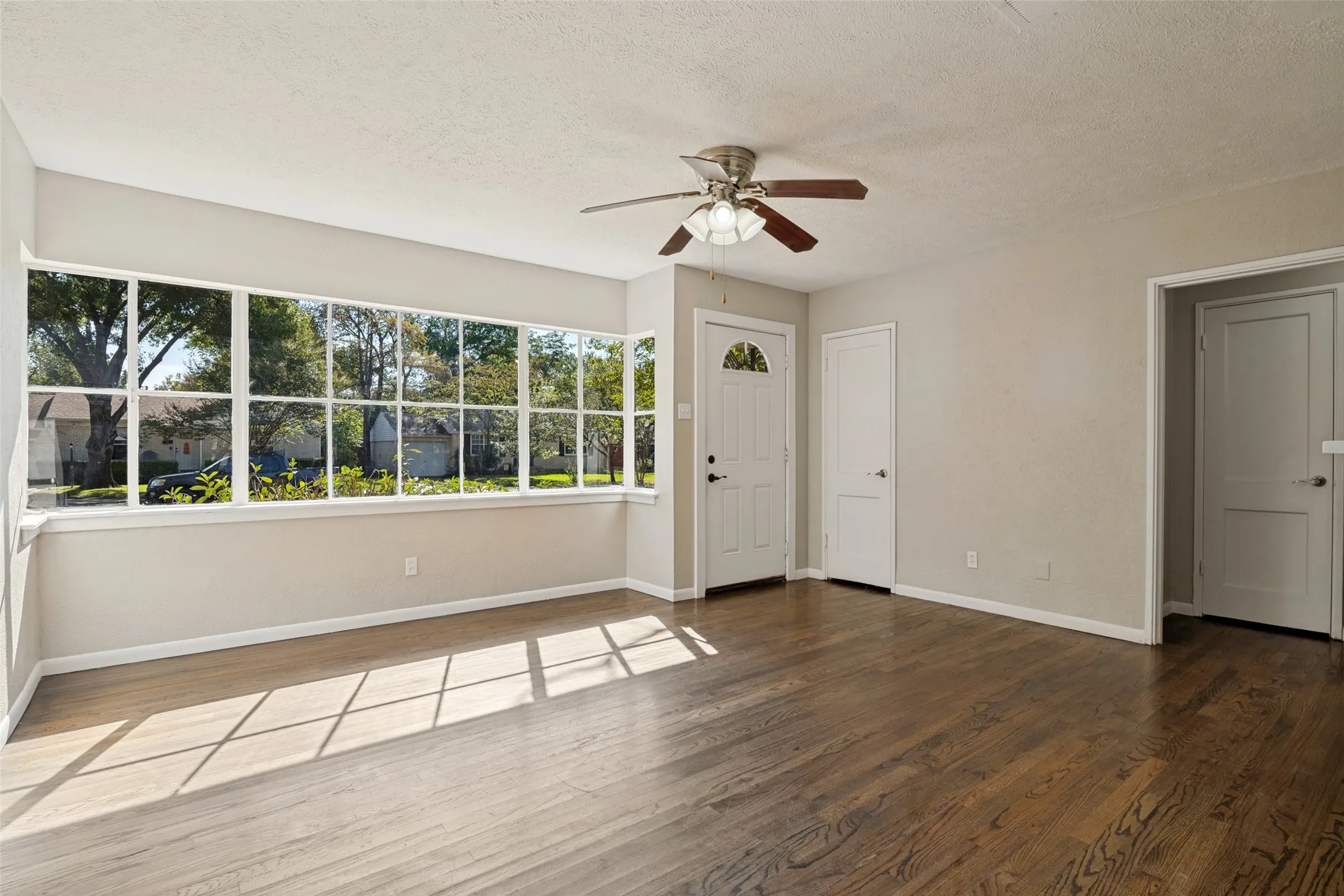 Single Family Residence For Sale in Dallas County , 10429 Aledo Drive, Dallas, Texas 75228, 3 Bedroom, 1 Bathroom, 1 Garage spaces, 1,040 Sqft, built in 1950, mls#21409743, Real Estate Agent in Dallas, Homes For Sale in Dallas county, Homes For Sale in Dallas, Realtor in Dallas Texas, Real Estate Brokerage Independent Realty Texas, Luminita Cordes Realtor