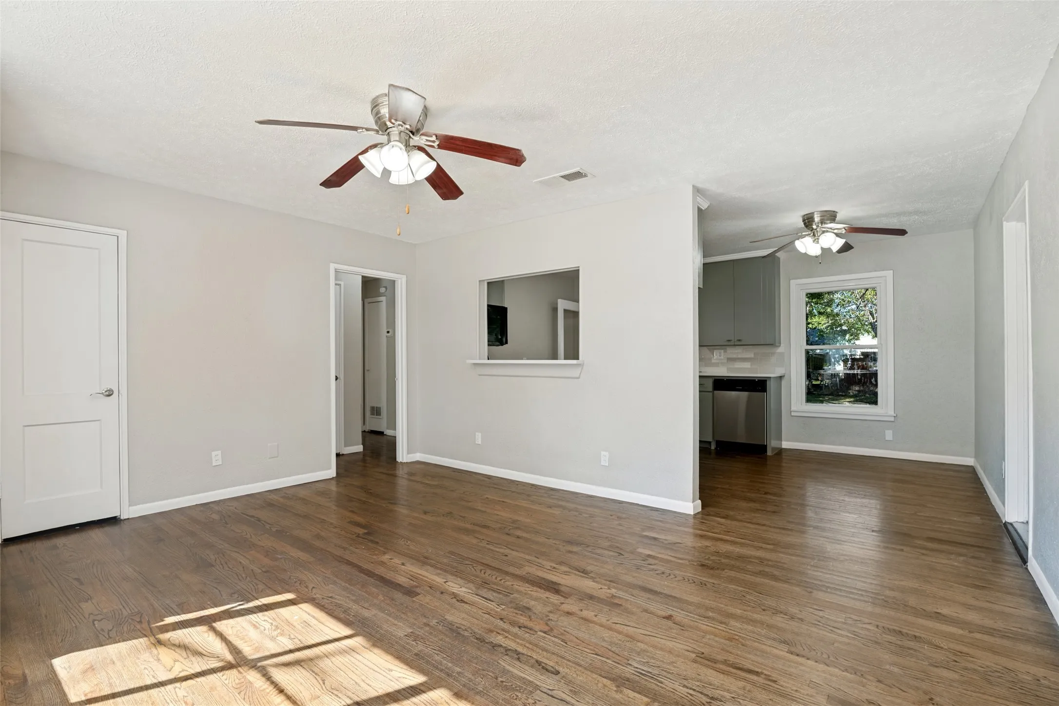 Single Family Residence For Sale in Dallas County , 10429 Aledo Drive, Dallas, Texas 75228, 3 Bedroom, 1 Bathroom, 1 Garage spaces, 1,040 Sqft, built in 1950, mls#21409743, Real Estate Agent in Dallas, Homes For Sale in Dallas county, Homes For Sale in Dallas, Realtor in Dallas Texas, Real Estate Brokerage Independent Realty Texas, Luminita Cordes Realtor