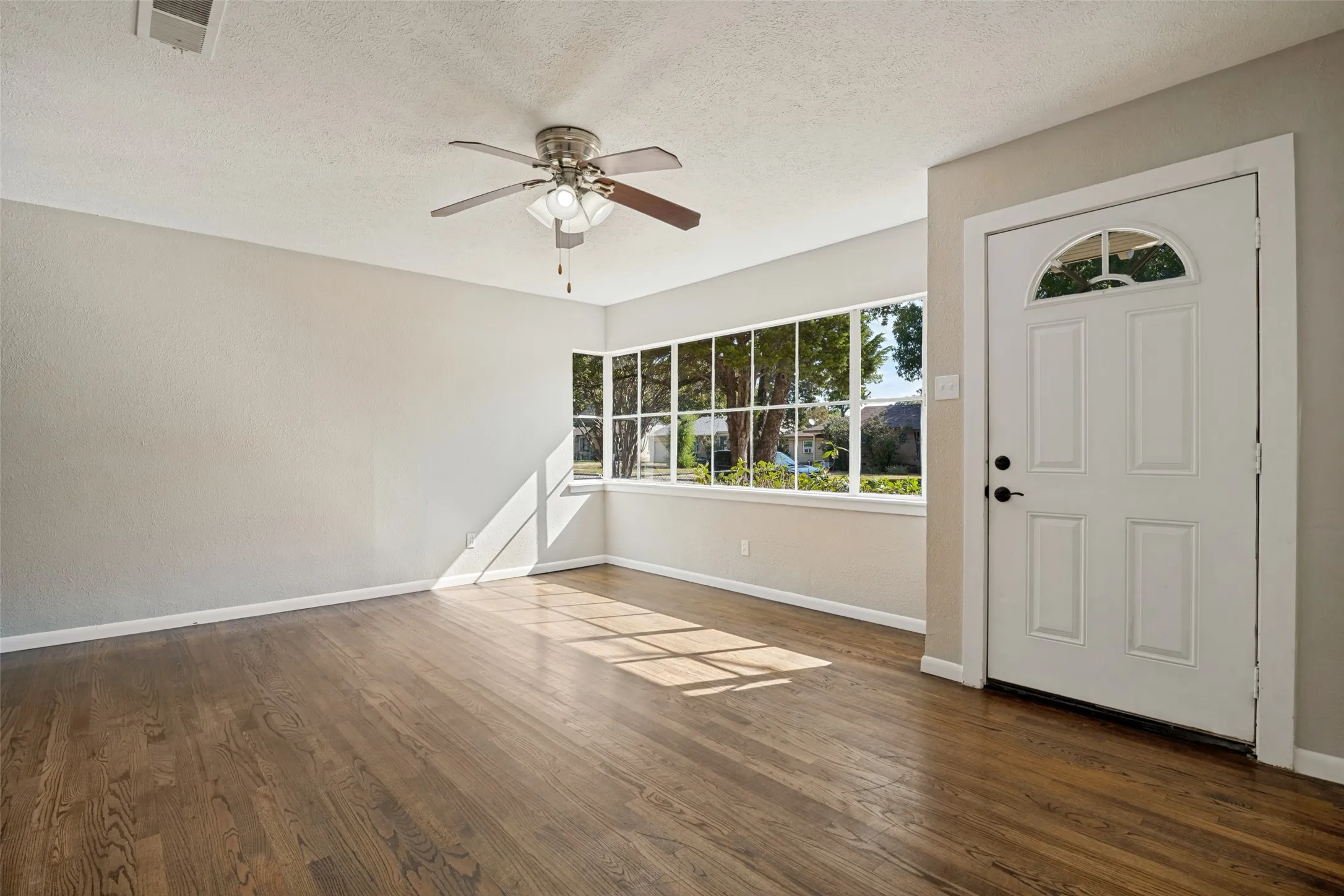Single Family Residence For Sale in Dallas County , 10429 Aledo Drive, Dallas, Texas 75228, 3 Bedroom, 1 Bathroom, 1 Garage spaces, 1,040 Sqft, built in 1950, mls#21409743, Real Estate Agent in Dallas, Homes For Sale in Dallas county, Homes For Sale in Dallas, Realtor in Dallas Texas, Real Estate Brokerage Independent Realty Texas, Luminita Cordes Realtor