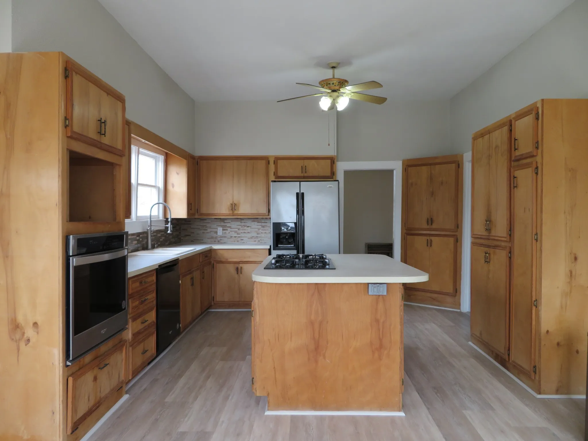 Single Family Residence For Sale in Coleman County , 911 W Liveoak Street, Coleman, Texas 76834, 3 Bedroom, 2 Bathroom, 4 Garage spaces, 1,778 Sqft, built in 1913, mls#21410158, Real Estate Agent in Coleman, Homes For Sale in Coleman county, Homes For Sale in Coleman, Realtor in Coleman Texas, Real Estate Brokerage Independent Realty Texas, Luminita Cordes Realtor
