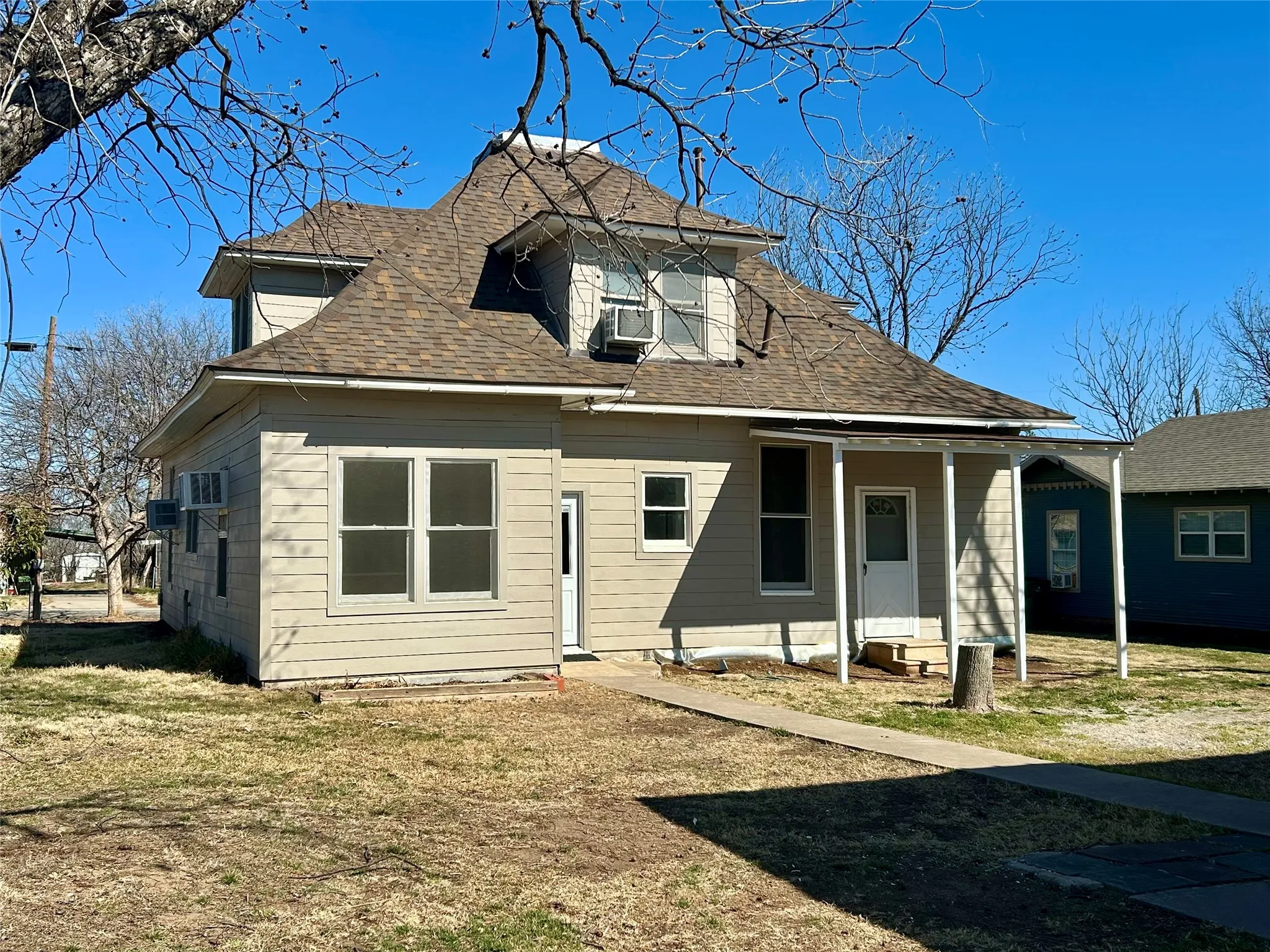 Single Family Residence For Sale in Coleman County , 911 W Liveoak Street, Coleman, Texas 76834, 3 Bedroom, 2 Bathroom, 4 Garage spaces, 1,778 Sqft, built in 1913, mls#21410158, Real Estate Agent in Coleman, Homes For Sale in Coleman county, Homes For Sale in Coleman, Realtor in Coleman Texas, Real Estate Brokerage Independent Realty Texas, Luminita Cordes Realtor