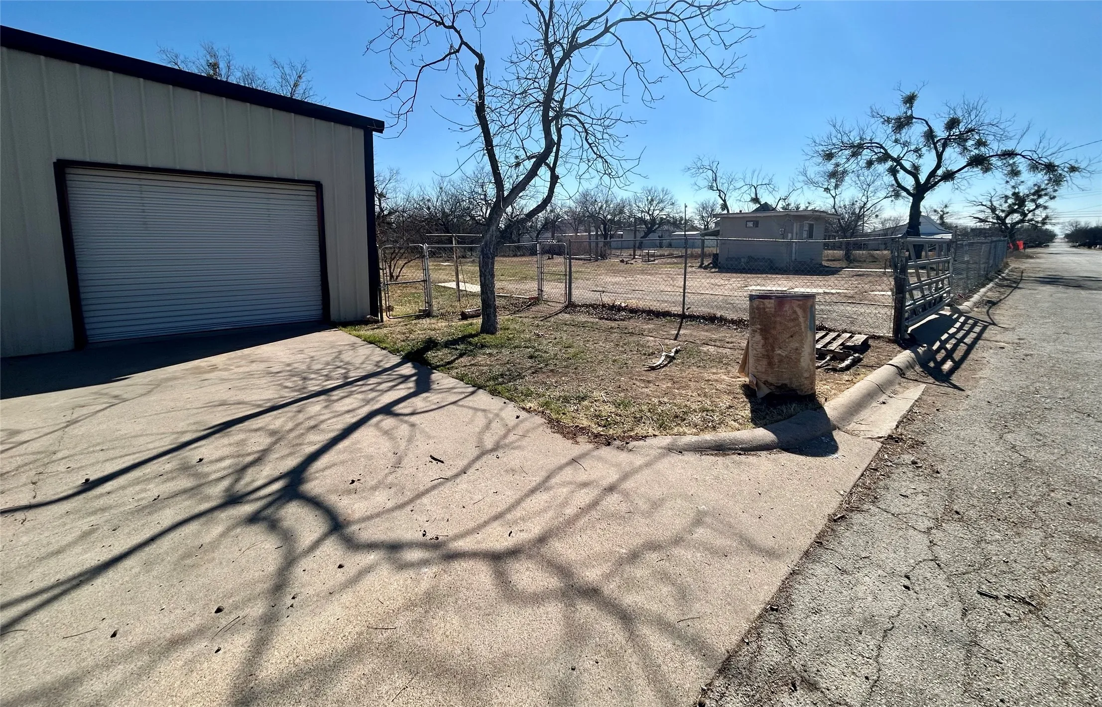 Single Family Residence For Sale in Coleman County , 911 W Liveoak Street, Coleman, Texas 76834, 3 Bedroom, 2 Bathroom, 4 Garage spaces, 1,778 Sqft, built in 1913, mls#21410158, Real Estate Agent in Coleman, Homes For Sale in Coleman county, Homes For Sale in Coleman, Realtor in Coleman Texas, Real Estate Brokerage Independent Realty Texas, Luminita Cordes Realtor