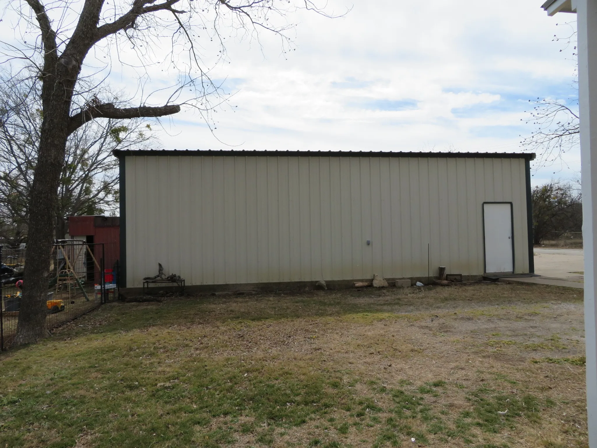 Single Family Residence For Sale in Coleman County , 911 W Liveoak Street, Coleman, Texas 76834, 3 Bedroom, 2 Bathroom, 4 Garage spaces, 1,778 Sqft, built in 1913, mls#21410158, Real Estate Agent in Coleman, Homes For Sale in Coleman county, Homes For Sale in Coleman, Realtor in Coleman Texas, Real Estate Brokerage Independent Realty Texas, Luminita Cordes Realtor