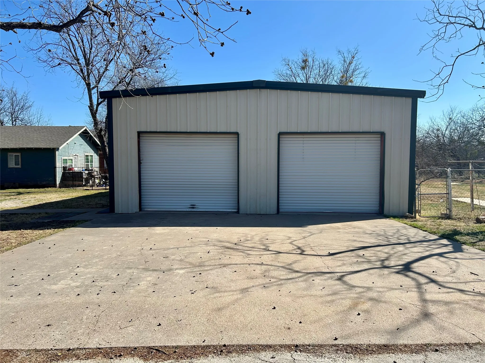 Single Family Residence For Sale in Coleman County , 911 W Liveoak Street, Coleman, Texas 76834, 3 Bedroom, 2 Bathroom, 4 Garage spaces, 1,778 Sqft, built in 1913, mls#21410158, Real Estate Agent in Coleman, Homes For Sale in Coleman county, Homes For Sale in Coleman, Realtor in Coleman Texas, Real Estate Brokerage Independent Realty Texas, Luminita Cordes Realtor