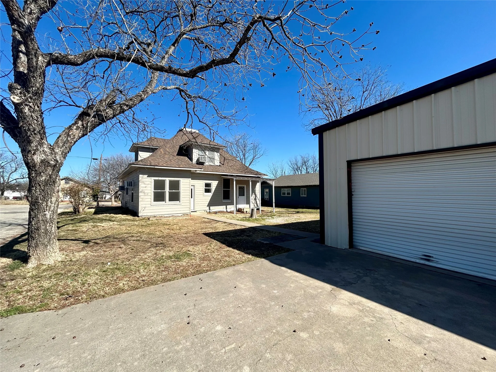 Single Family Residence For Sale in Coleman County , 911 W Liveoak Street, Coleman, Texas 76834, 3 Bedroom, 2 Bathroom, 4 Garage spaces, 1,778 Sqft, built in 1913, mls#21410158, Real Estate Agent in Coleman, Homes For Sale in Coleman county, Homes For Sale in Coleman, Realtor in Coleman Texas, Real Estate Brokerage Independent Realty Texas, Luminita Cordes Realtor
