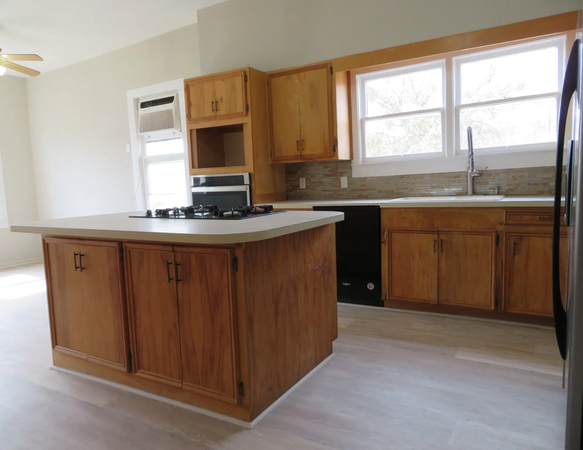 Single Family Residence For Sale in Coleman County , 911 W Liveoak Street, Coleman, Texas 76834, 3 Bedroom, 2 Bathroom, 4 Garage spaces, 1,778 Sqft, built in 1913, mls#21410158, Real Estate Agent in Coleman, Homes For Sale in Coleman county, Homes For Sale in Coleman, Realtor in Coleman Texas, Real Estate Brokerage Independent Realty Texas, Luminita Cordes Realtor