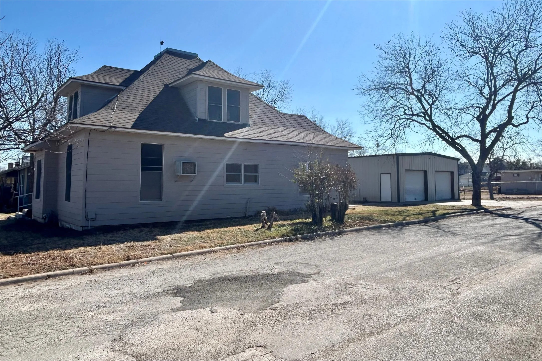 Single Family Residence For Sale in Coleman County , 911 W Liveoak Street, Coleman, Texas 76834, 3 Bedroom, 2 Bathroom, 4 Garage spaces, 1,778 Sqft, built in 1913, mls#21410158, Real Estate Agent in Coleman, Homes For Sale in Coleman county, Homes For Sale in Coleman, Realtor in Coleman Texas, Real Estate Brokerage Independent Realty Texas, Luminita Cordes Realtor