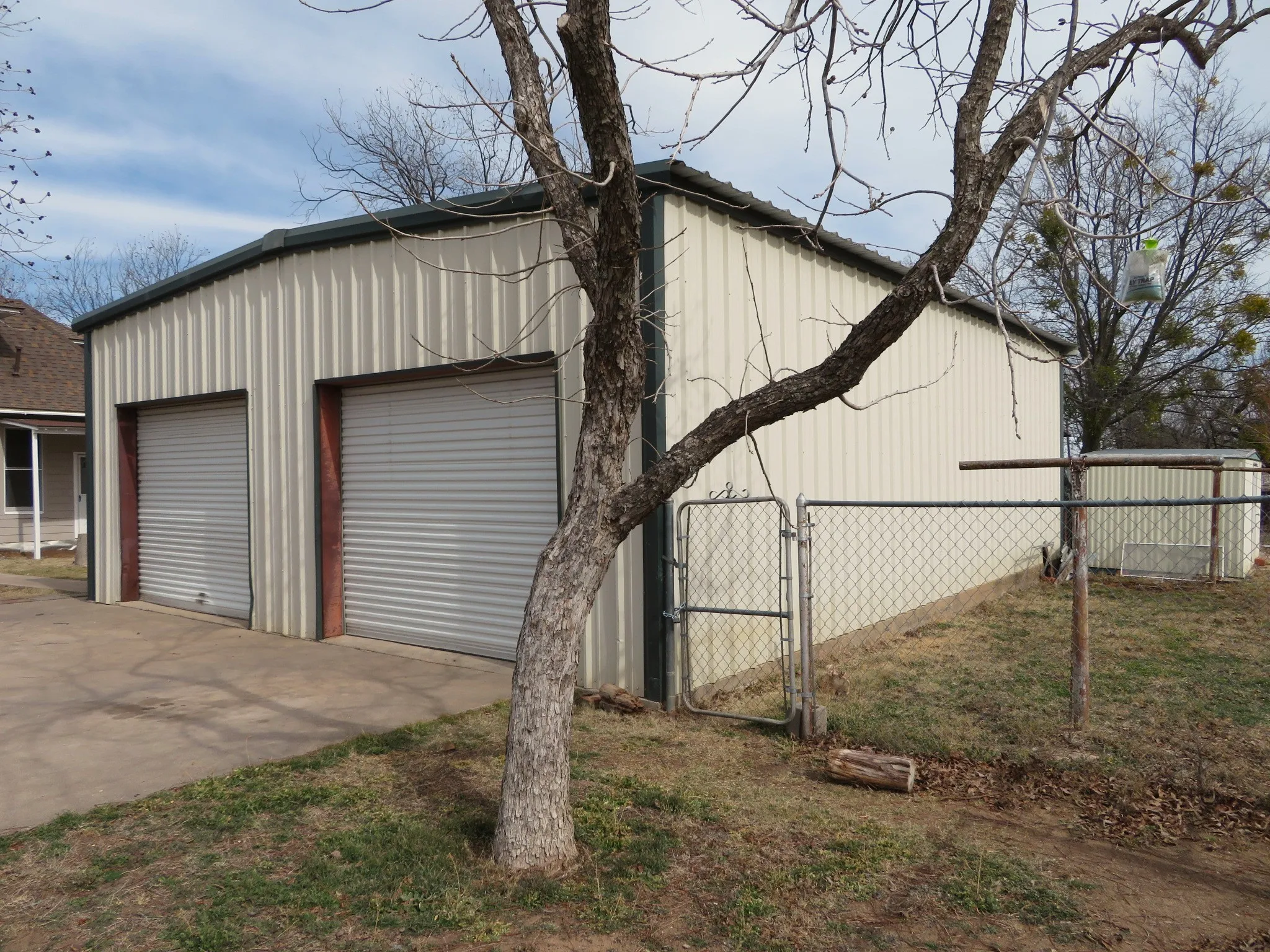 Single Family Residence For Sale in Coleman County , 911 W Liveoak Street, Coleman, Texas 76834, 3 Bedroom, 2 Bathroom, 4 Garage spaces, 1,778 Sqft, built in 1913, mls#21410158, Real Estate Agent in Coleman, Homes For Sale in Coleman county, Homes For Sale in Coleman, Realtor in Coleman Texas, Real Estate Brokerage Independent Realty Texas, Luminita Cordes Realtor