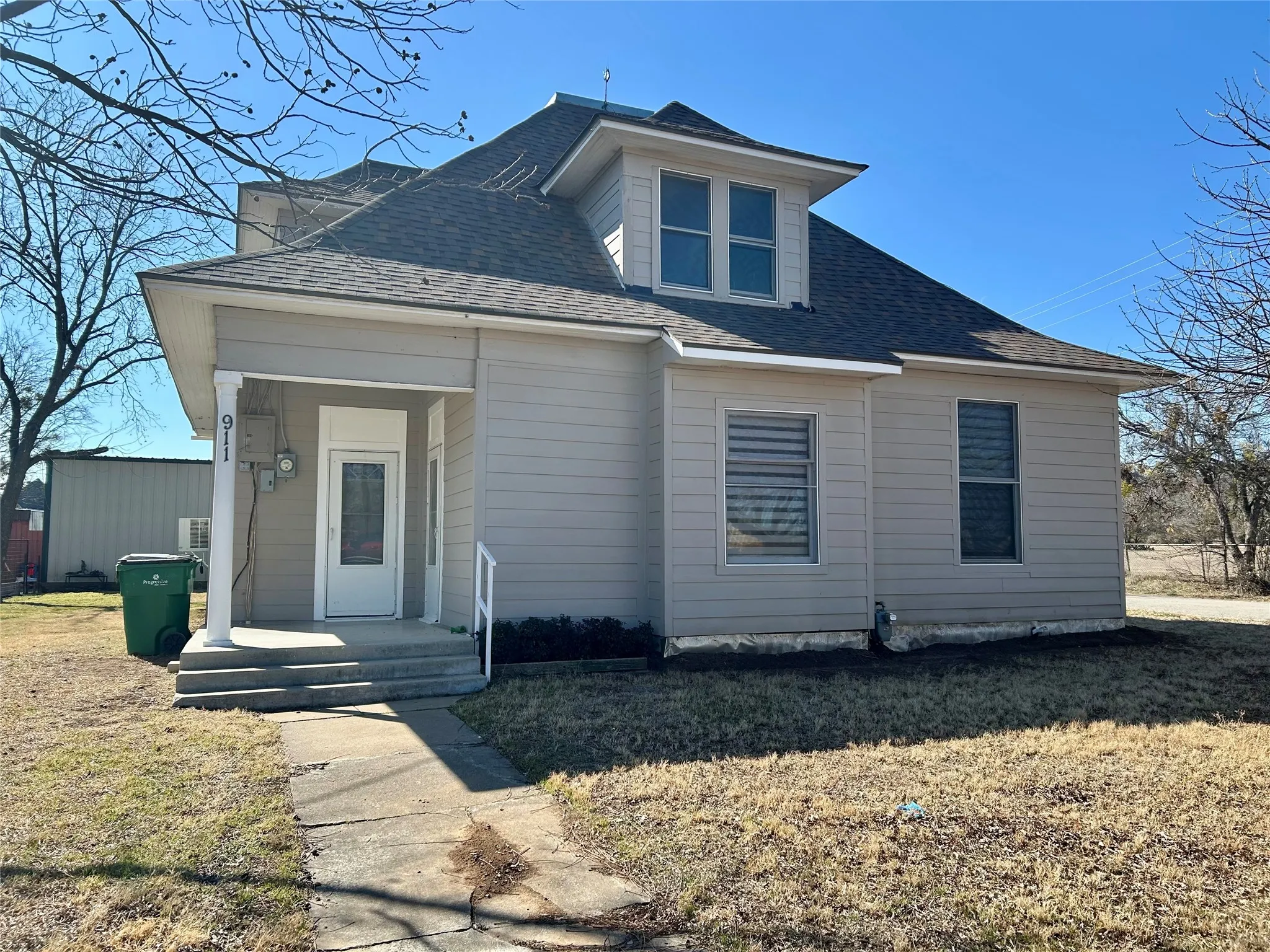 Single Family Residence For Sale in Coleman County , 911 W Liveoak Street, Coleman, Texas 76834, 3 Bedroom, 2 Bathroom, 4 Garage spaces, 1,778 Sqft, built in 1913, mls#21410158, Real Estate Agent in Coleman, Homes For Sale in Coleman county, Homes For Sale in Coleman, Realtor in Coleman Texas, Real Estate Brokerage Independent Realty Texas, Luminita Cordes Realtor