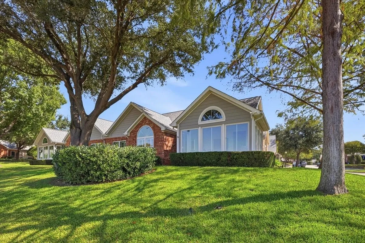 Condominium For Sale in Tarrant County , 6137 Haley Lane, Fort Worth, Texas 76132, 3 Bedroom, 2 Bathroom, 2 Garage spaces, 1,741 Sqft, built in 1998, mls#21409063, Real Estate Agent in Fort Worth, Homes For Sale in Tarrant county, Homes For Sale in Fort Worth, Realtor in Fort Worth Texas, Real Estate Brokerage Independent Realty Texas, Luminita Cordes Realtor