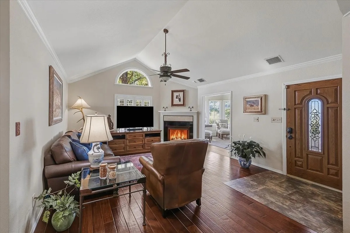 Condominium For Sale in Tarrant County , 6137 Haley Lane, Fort Worth, Texas 76132, 3 Bedroom, 2 Bathroom, 2 Garage spaces, 1,741 Sqft, built in 1998, mls#21409063, Real Estate Agent in Fort Worth, Homes For Sale in Tarrant county, Homes For Sale in Fort Worth, Realtor in Fort Worth Texas, Real Estate Brokerage Independent Realty Texas, Luminita Cordes Realtor