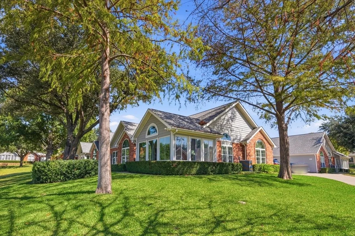 Condominium For Sale in Tarrant County , 6137 Haley Lane, Fort Worth, Texas 76132, 3 Bedroom, 2 Bathroom, 2 Garage spaces, 1,741 Sqft, built in 1998, mls#21409063, Real Estate Agent in Fort Worth, Homes For Sale in Tarrant county, Homes For Sale in Fort Worth, Realtor in Fort Worth Texas, Real Estate Brokerage Independent Realty Texas, Luminita Cordes Realtor