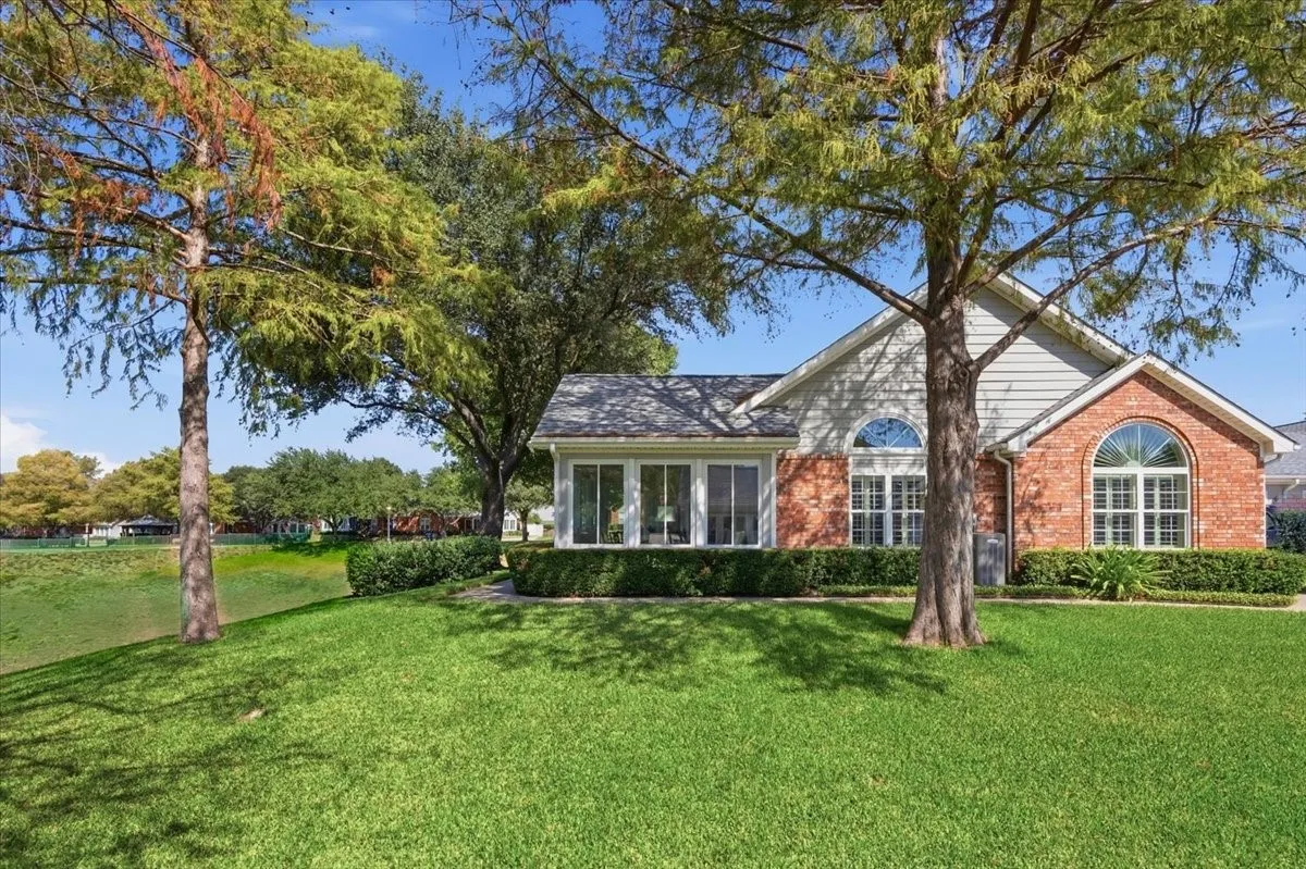 Condominium For Sale in Tarrant County , 6137 Haley Lane, Fort Worth, Texas 76132, 3 Bedroom, 2 Bathroom, 2 Garage spaces, 1,741 Sqft, built in 1998, mls#21409063, Real Estate Agent in Fort Worth, Homes For Sale in Tarrant county, Homes For Sale in Fort Worth, Realtor in Fort Worth Texas, Real Estate Brokerage Independent Realty Texas, Luminita Cordes Realtor
